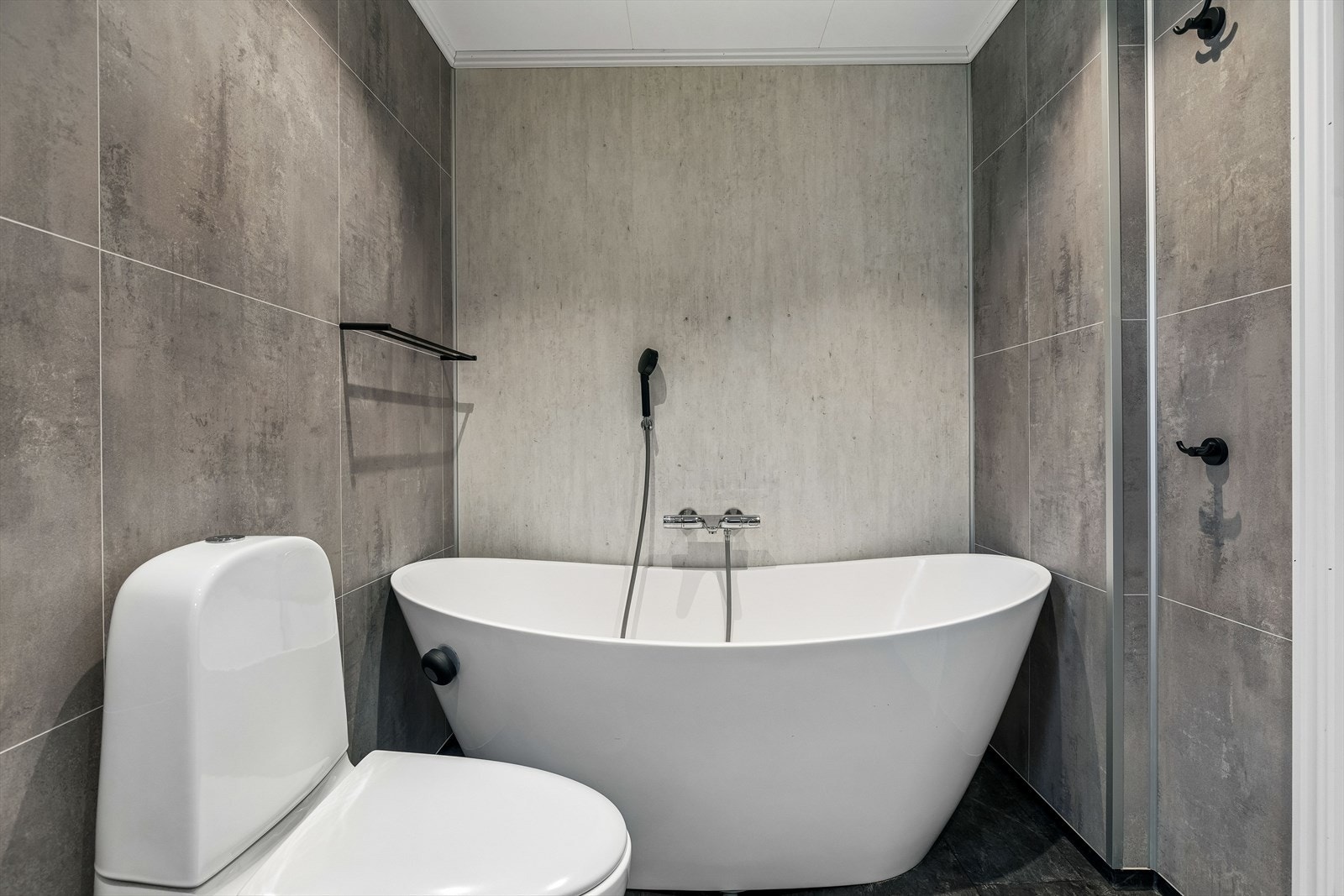 Badet i første etasje ble oppgradert i 2020 og har både frittstående badekar og varme i gulvet. Galleribilde