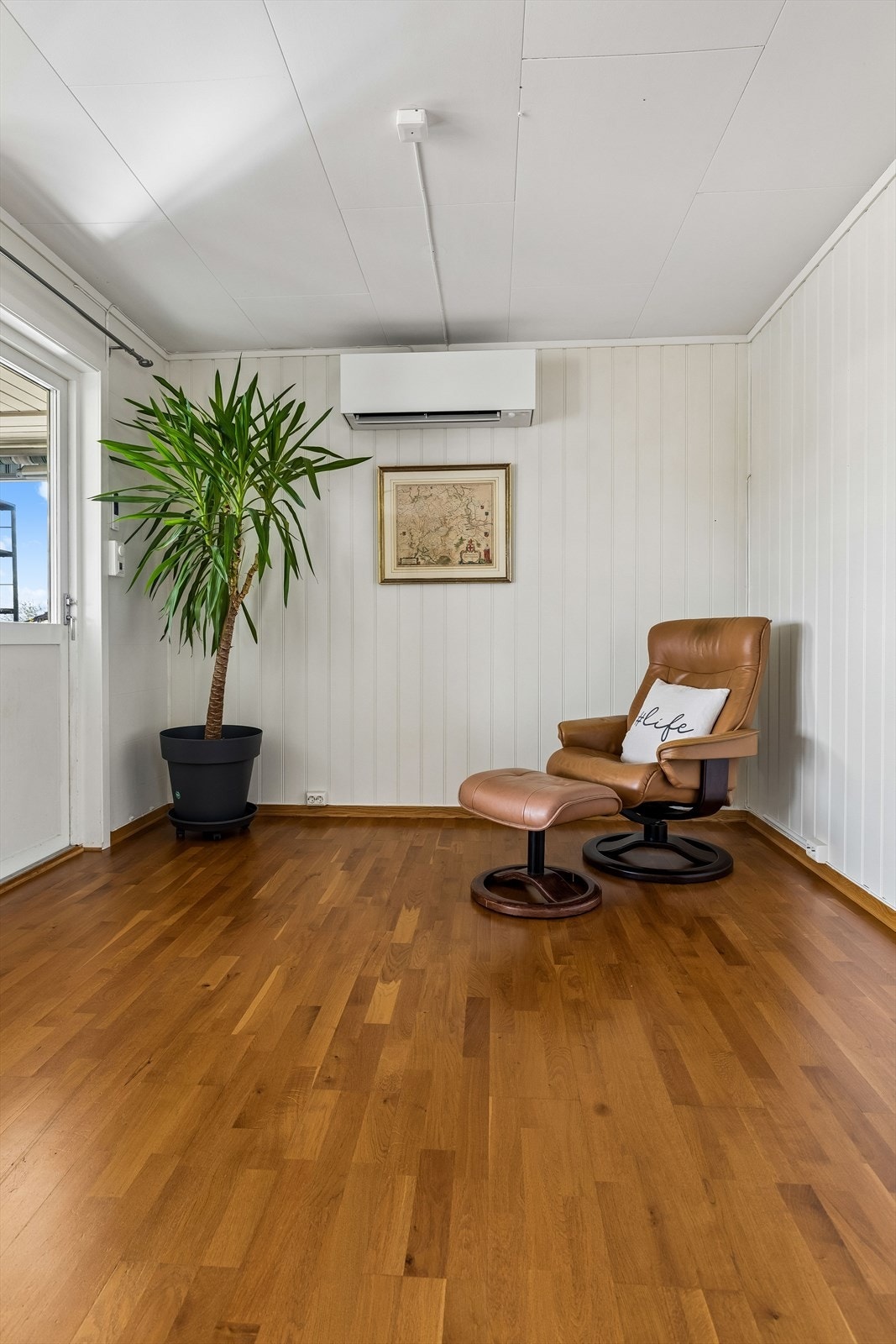 En liten krok i tilknytning til stuen gir mulighet for en lesekrok eller en liten arbeidsplass. Galleribilde