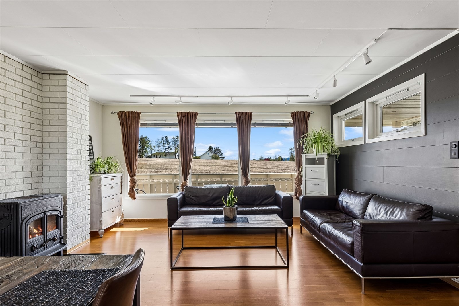 Stuen har god plass til sofagruppe og en takhøyde på 2,36 meter. Herfra er det direkte utgang til verandaen. Galleribilde