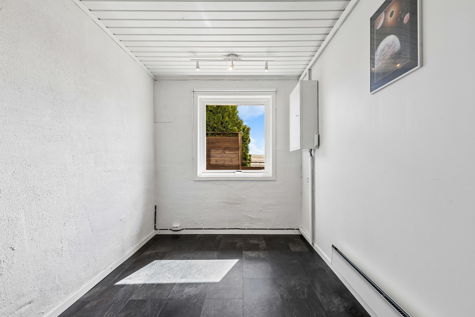 I sokkeletasjen finnes også et innredet rom som egner seg godt til lagring eller hobby. Galleribilde