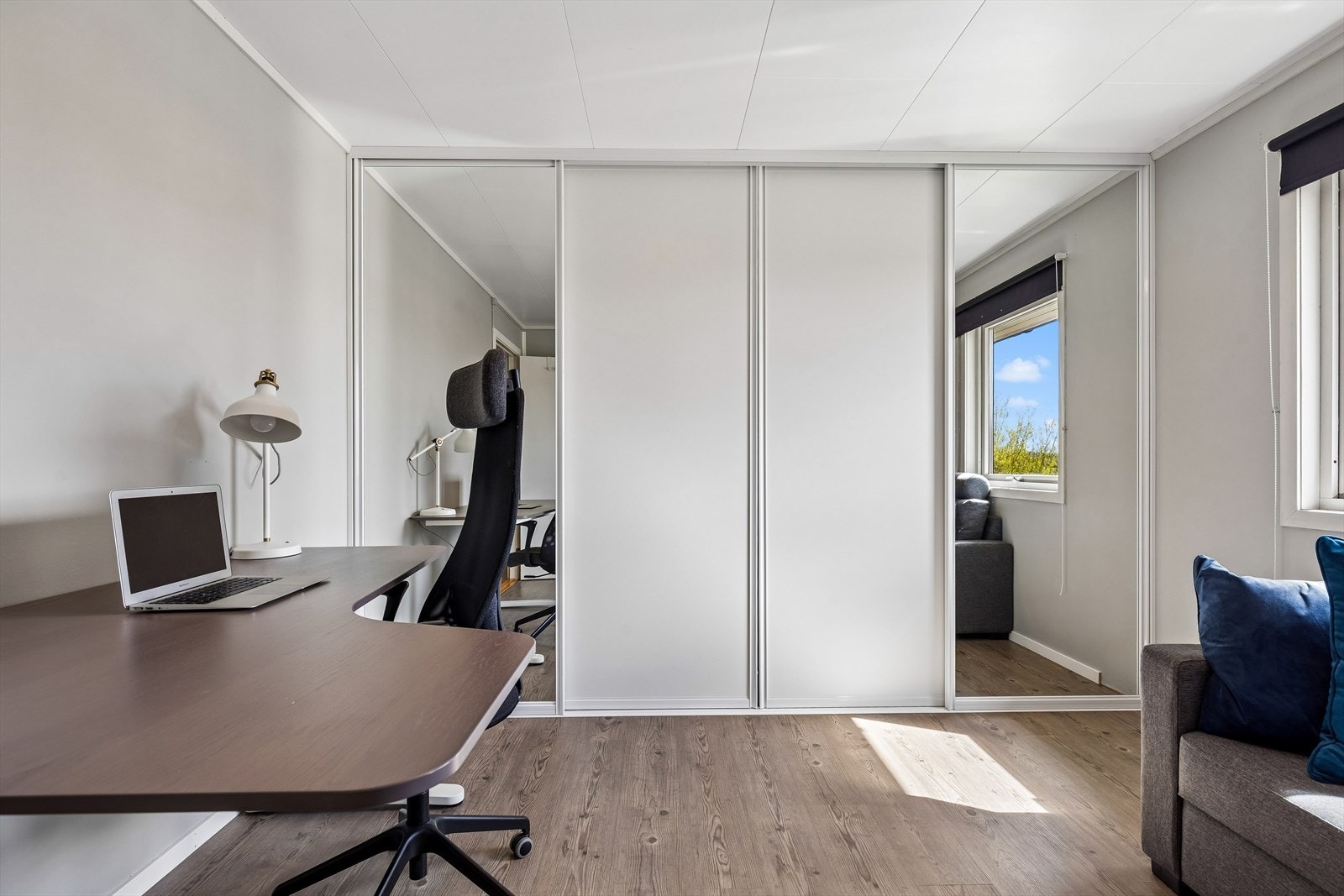 Det andre soverommet i etasjen er i dag innredet som kontor, med en stor skyvedørsgarderobe for oppbevaring. Galleribilde