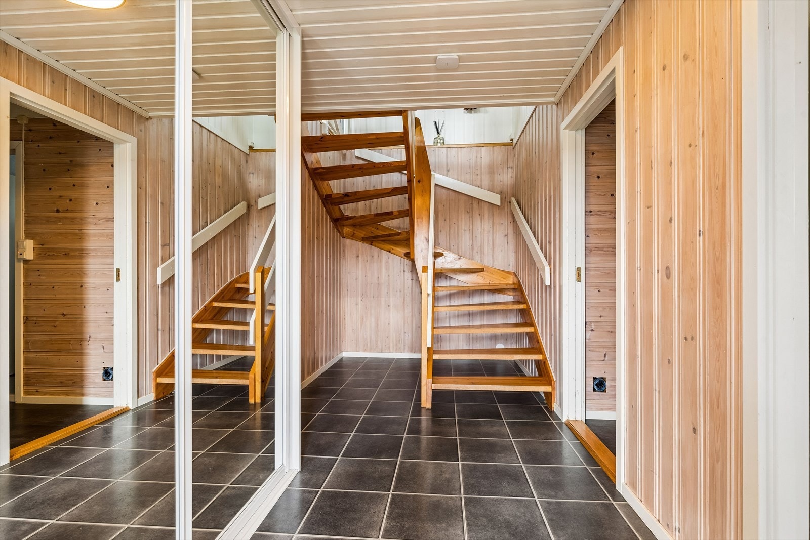 En lakkert tretrapp forbinder de to etasjene. Galleribilde