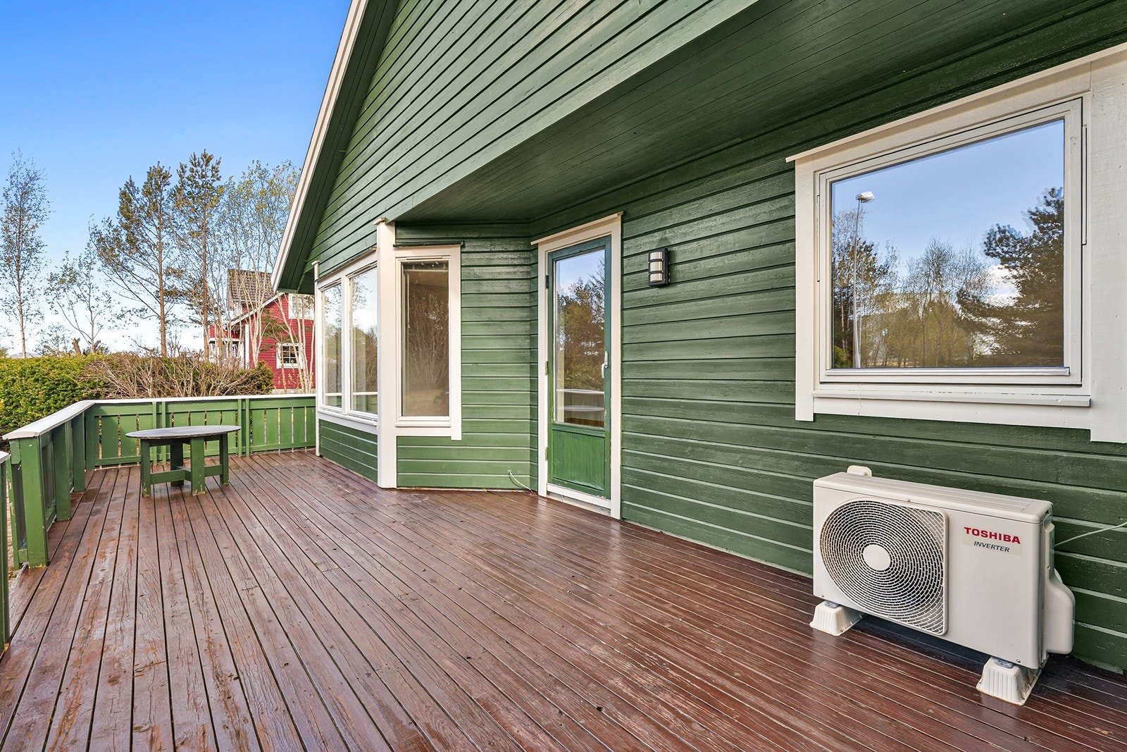 Eiendommen har en opparbeidet terrasse med tredekke, som gir en privat og skjermet uteplass. Galleribilde
