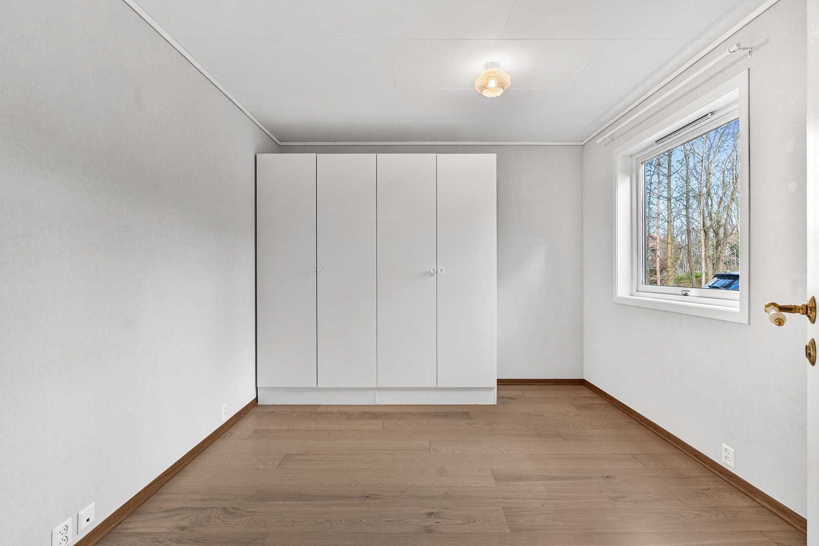 Soverommet har malte vegger og nyere parkettgulv, med plass til garderobe og seng. Galleribilde