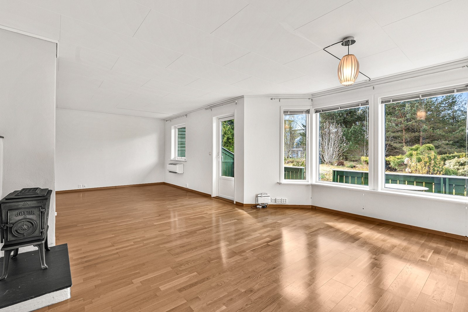 Utgang til terrasse gjør det enkelt å nyte uteområdet. Galleribilde