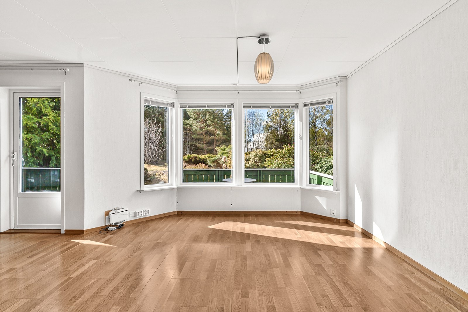 Rommet har store vindusflater som gir godt lysinnslipp og utsikt til hagen. Galleribilde