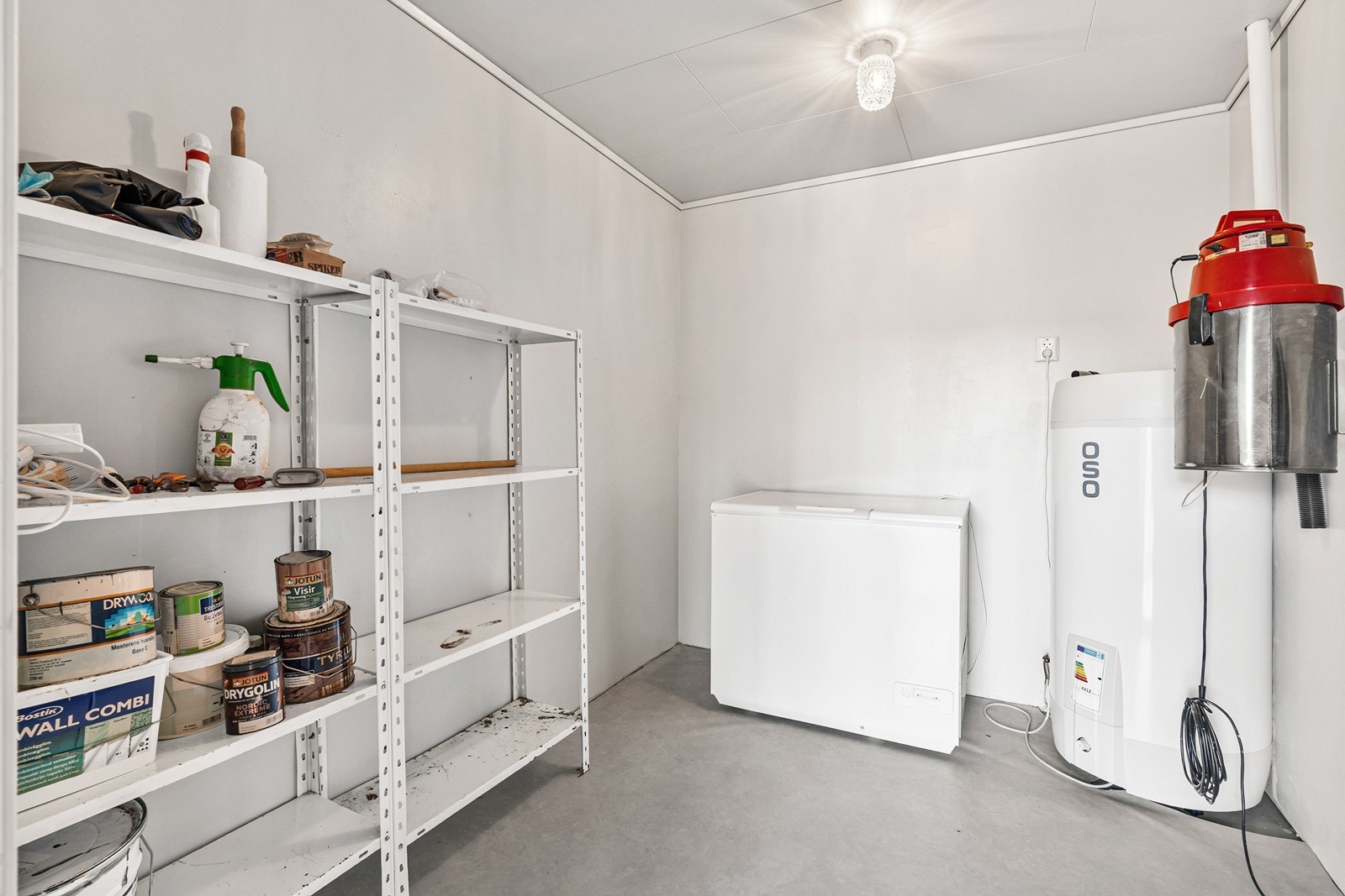 Boden har varmtvannsbereder og sentralstøvsuger plassert med vanninntak og måler. Galleribilde