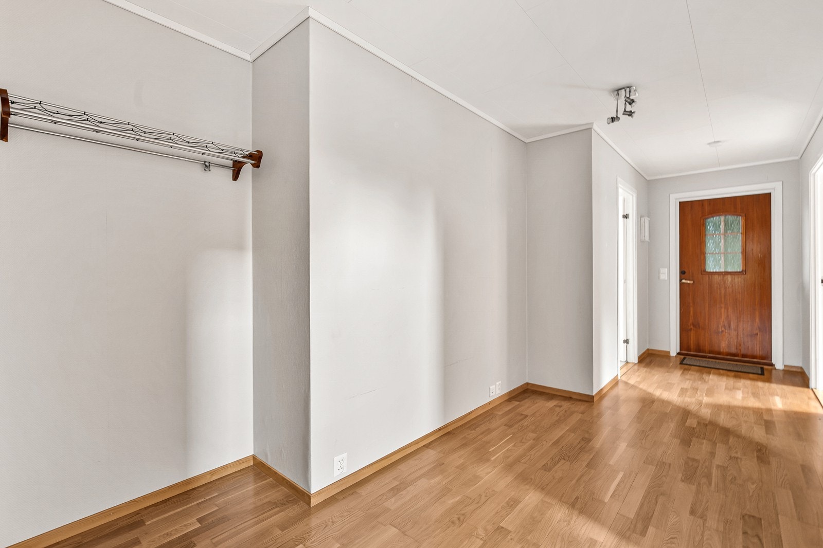 Entréen har parkettgulv og god plass til oppheng for yttertøy. Galleribilde