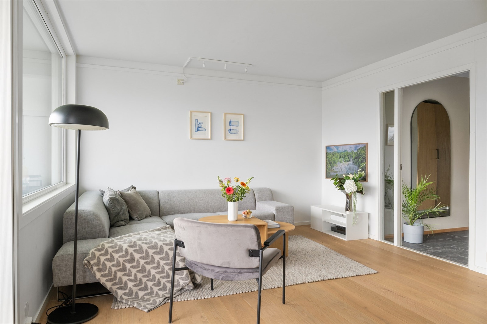 Fin enstavs parkett fra 2022 og slette veggflater. Galleribilde