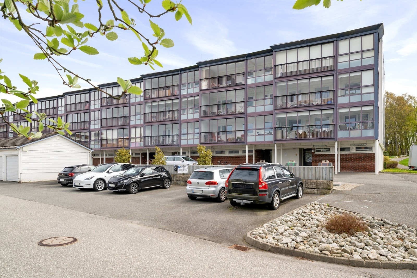 Utvendig parkering. Mulighet for installering av el-bil lader. Galleribilde