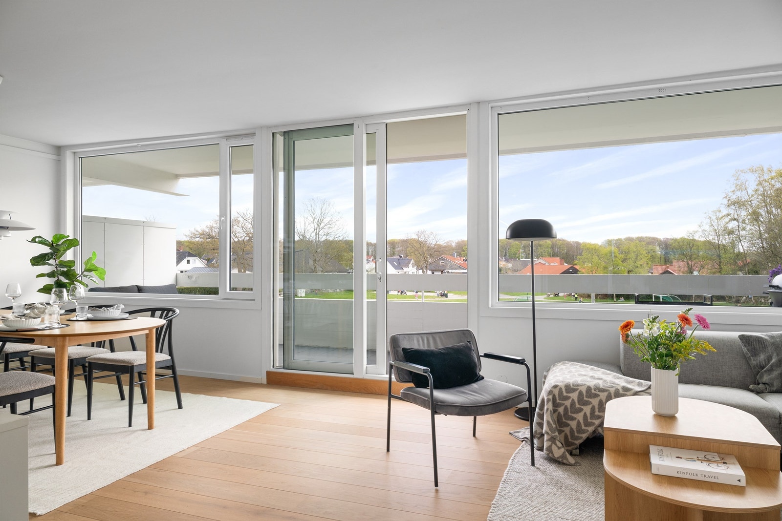 Store vindusflater slipper inn rikelig med dagslys. Galleribilde