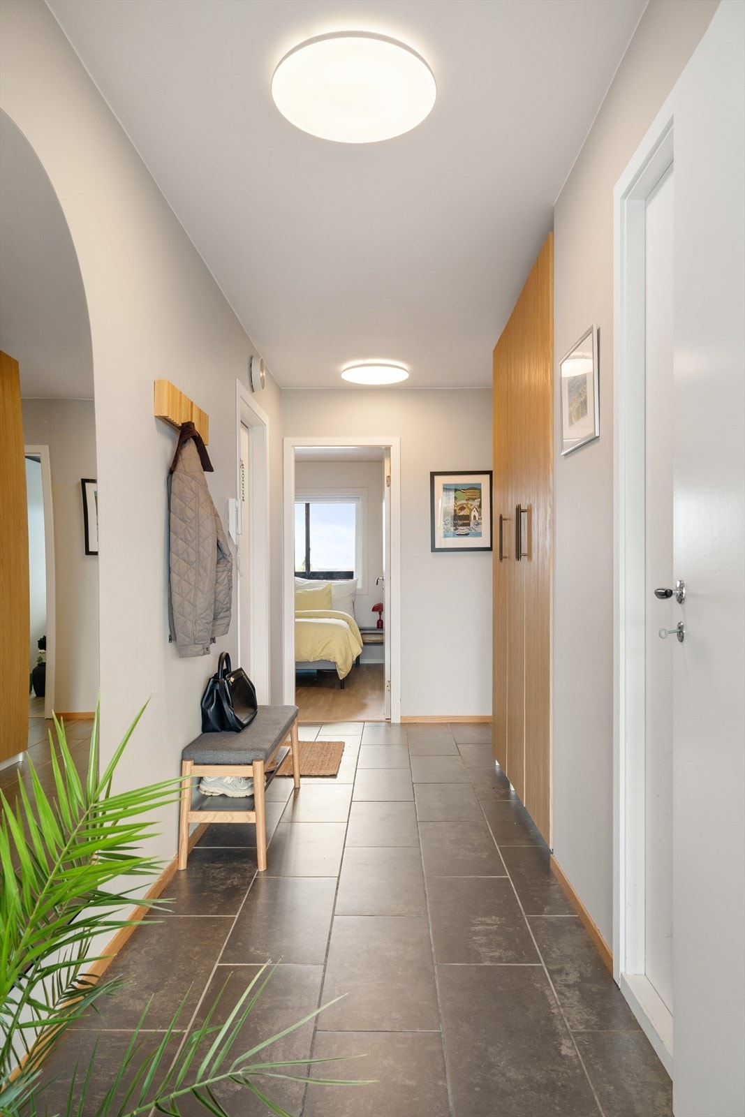 Velkommen inn! Det er god plass til å henge av seg yttertøyet. Galleribilde