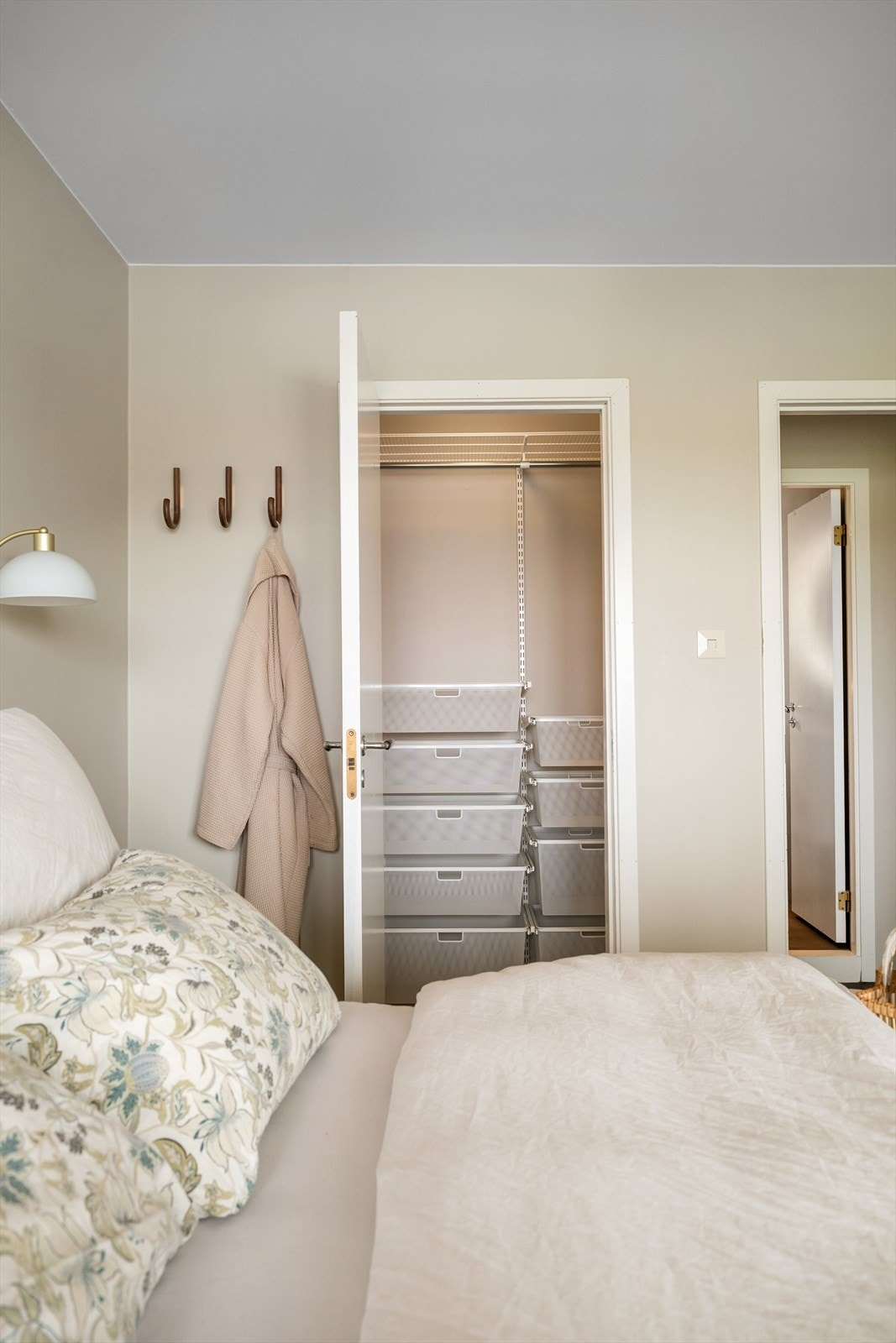 Inngang til bod, anvendt som walk-in-closet Galleribilde