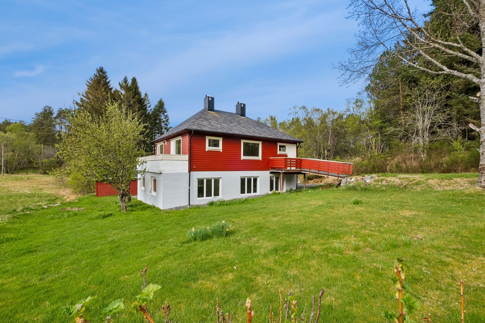 Landlig og velholdt enebolig med stor tomt og carport på Otrøya Galleribilde
