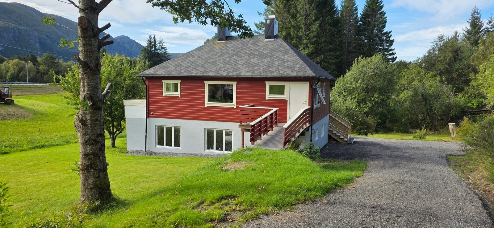 Romslig tomt på ca. 16562,7 m². Foto: selger. Galleribilde