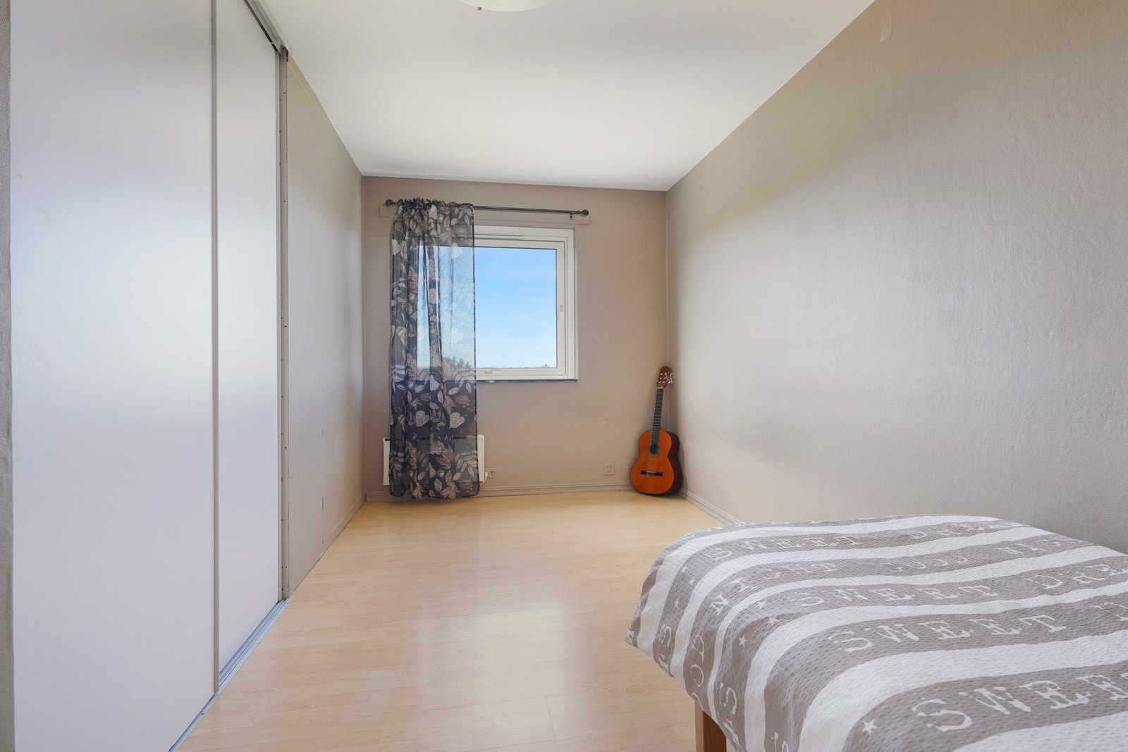 Rommet er på ca. 10,5 kvm og har integrert garderobe. Galleribilde