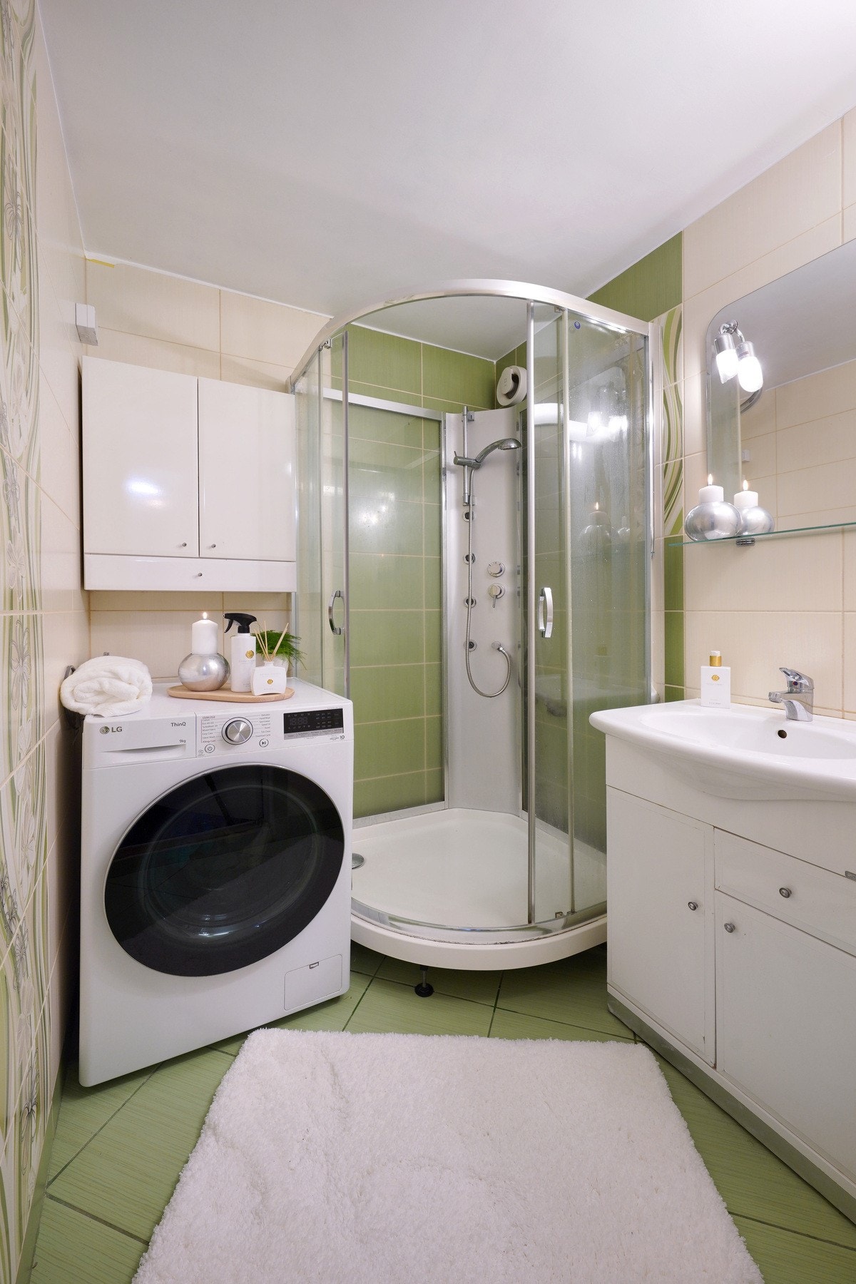 Badet ble pusset opp i 2012 og har varme i gulv samt opplegg til vaskemaskin. Galleribilde