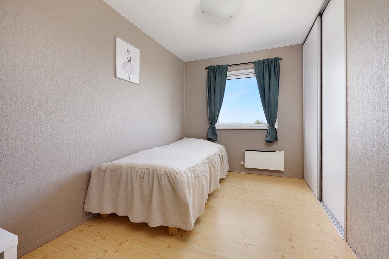 Soverom nr. 3 er på ca. 7,3 kvm med integrert garderobe. Galleribilde
