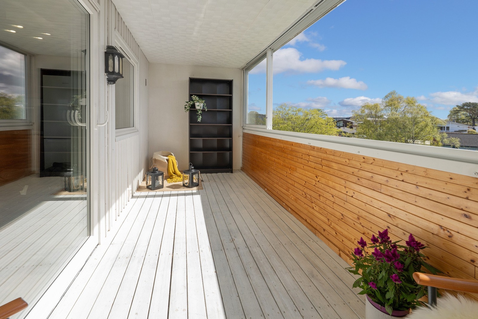 Balkongen er en forlengelse av stuen, eller en fin plass å nyte solen. Galleribilde