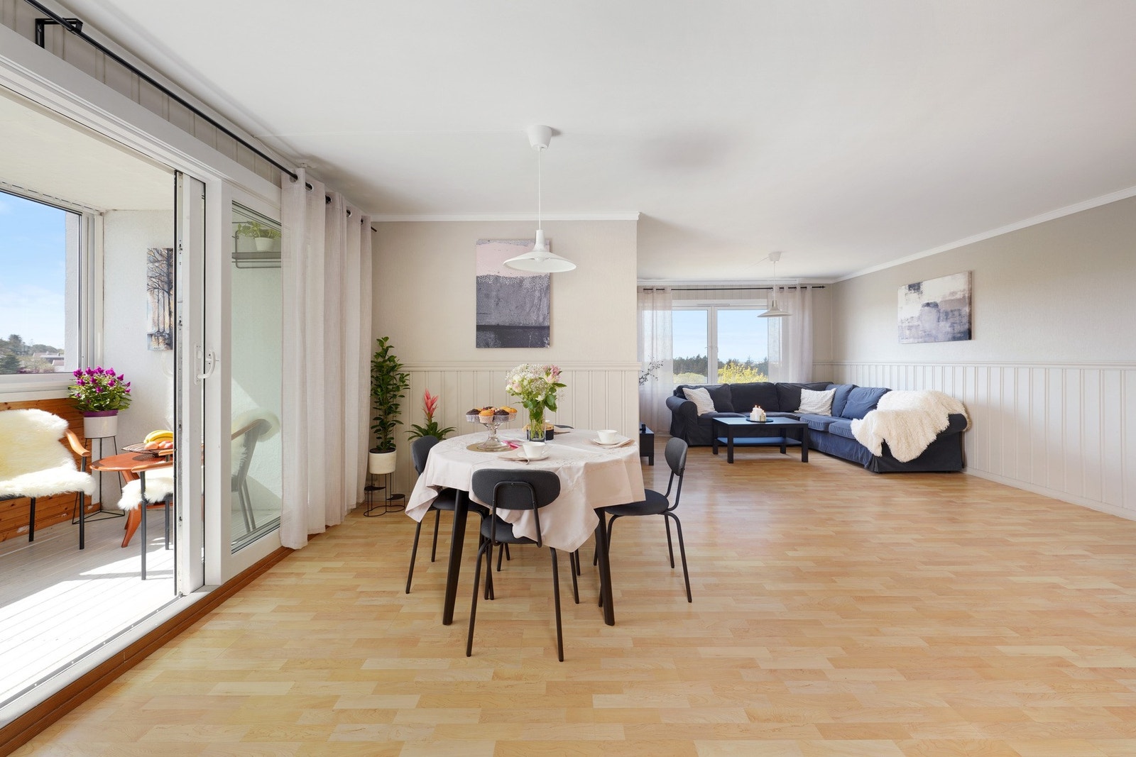 Lys og stor stue med god plass til sofagruppe og spisegruppe hvor hele familien kan samles til et godt måltid Galleribilde