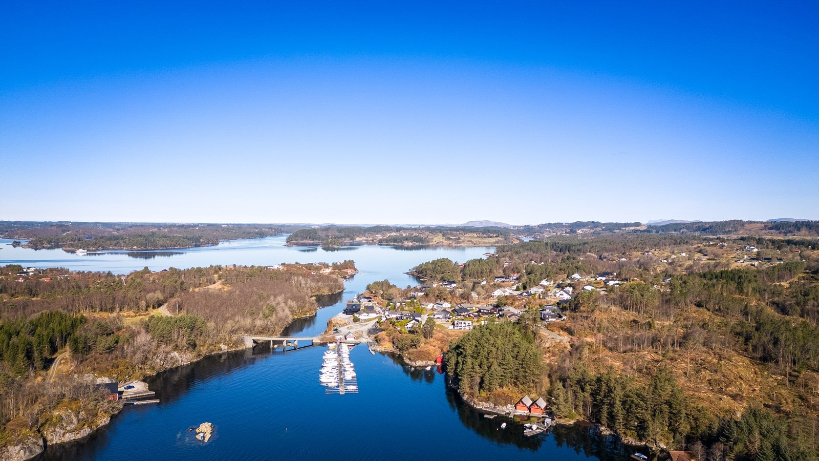 Naturskjønn beliggenhet med vakker sjøutsikt, nærhet til båthavn og idylliske omgivelser. Perfekt for friluftsliv og rolig livsstil. Galleribilde
