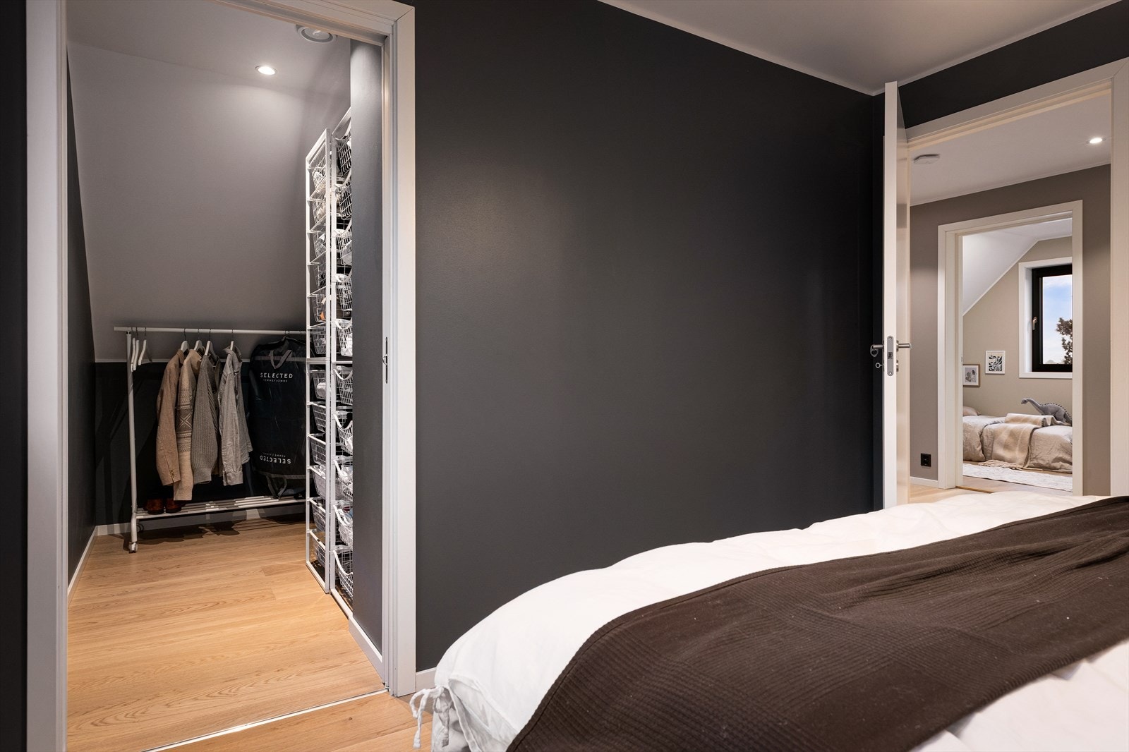 Romslig walk-in-closet med moderne design, godt med lagringsplass. Direkte tilgang til tilstøtende soverom for praktisk bruk. Galleribilde