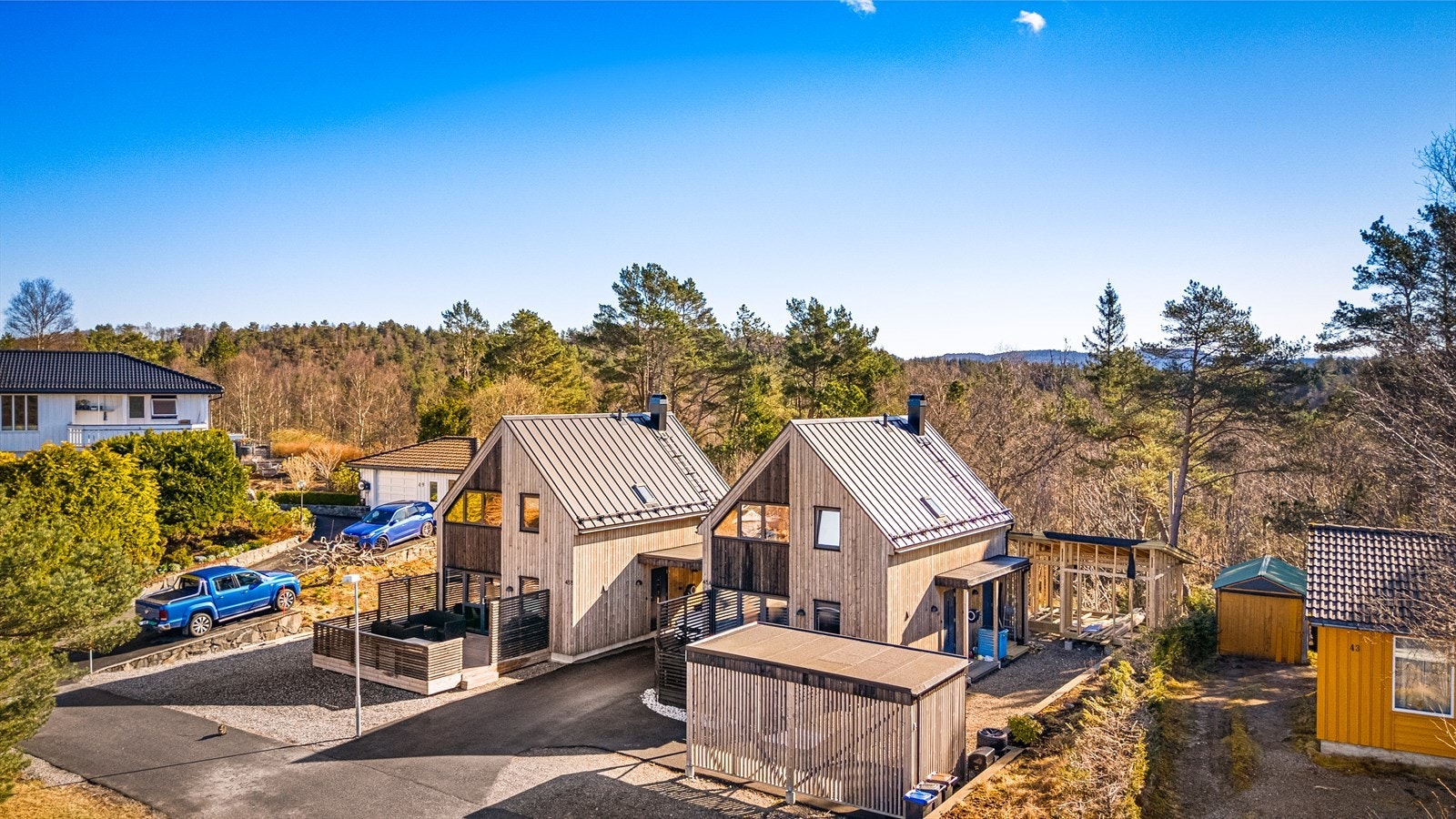 Moderne eneboliger i naturskjønne omgivelser, med romslig uteplass og nærhet til skog. Perfekt for familier som ønsker ro. Galleribilde