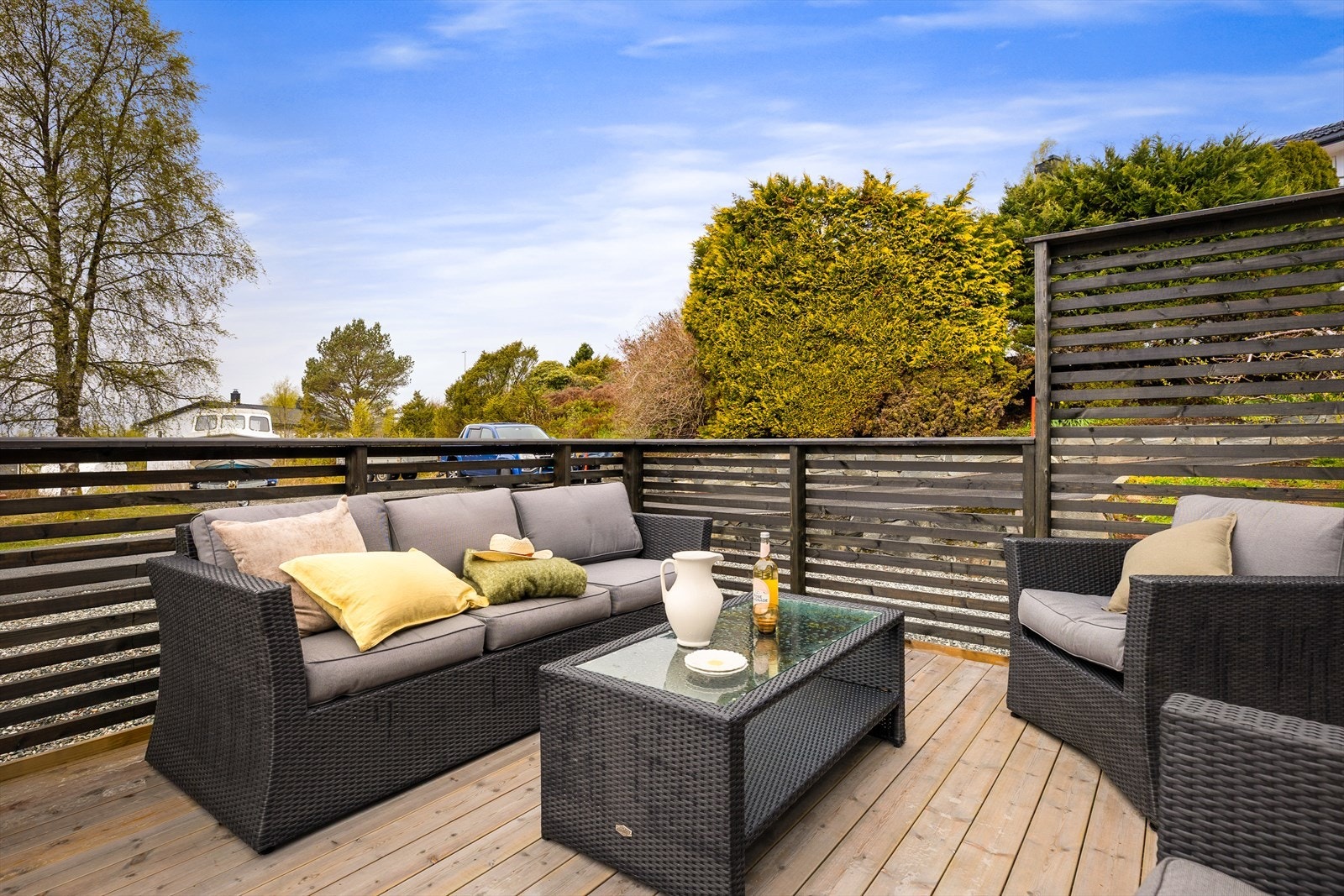 Romslig terrasse, perfekt for avslapning. Skjermet beliggenhet med frodig beplantning og utsikt mot grøntområde. Galleribilde