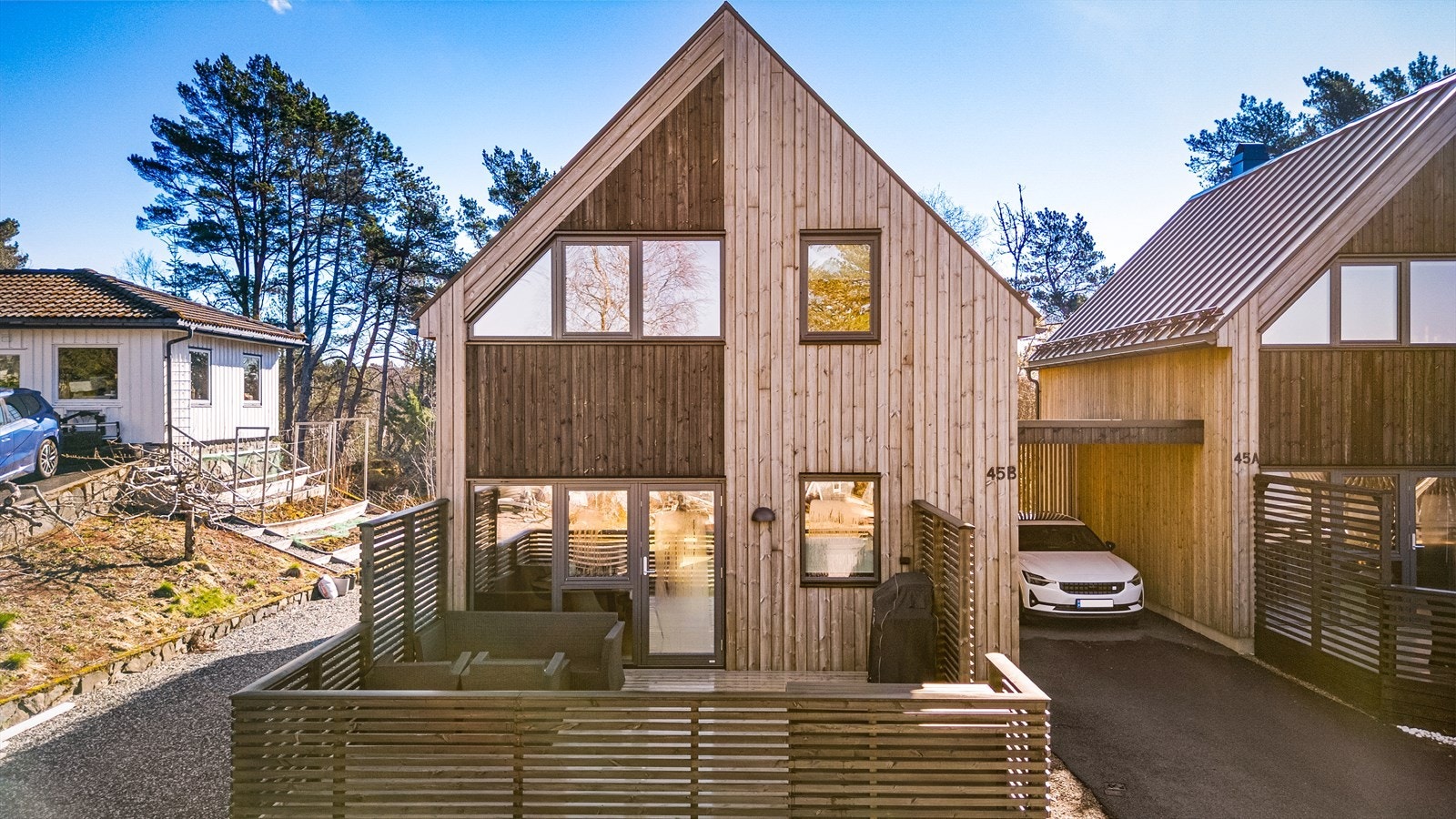 Carport med el-billader. Galleribilde