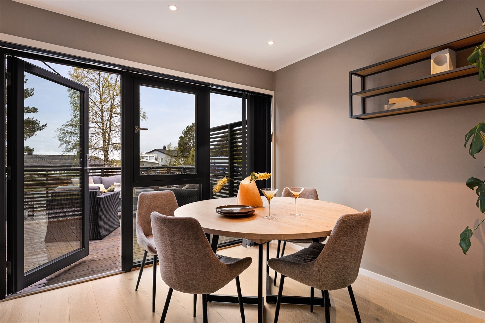 Lys og innbydende spisestue med utgang til romslig terrasse. Perfekt for hyggelige måltider og avslappende stunder. Galleribilde