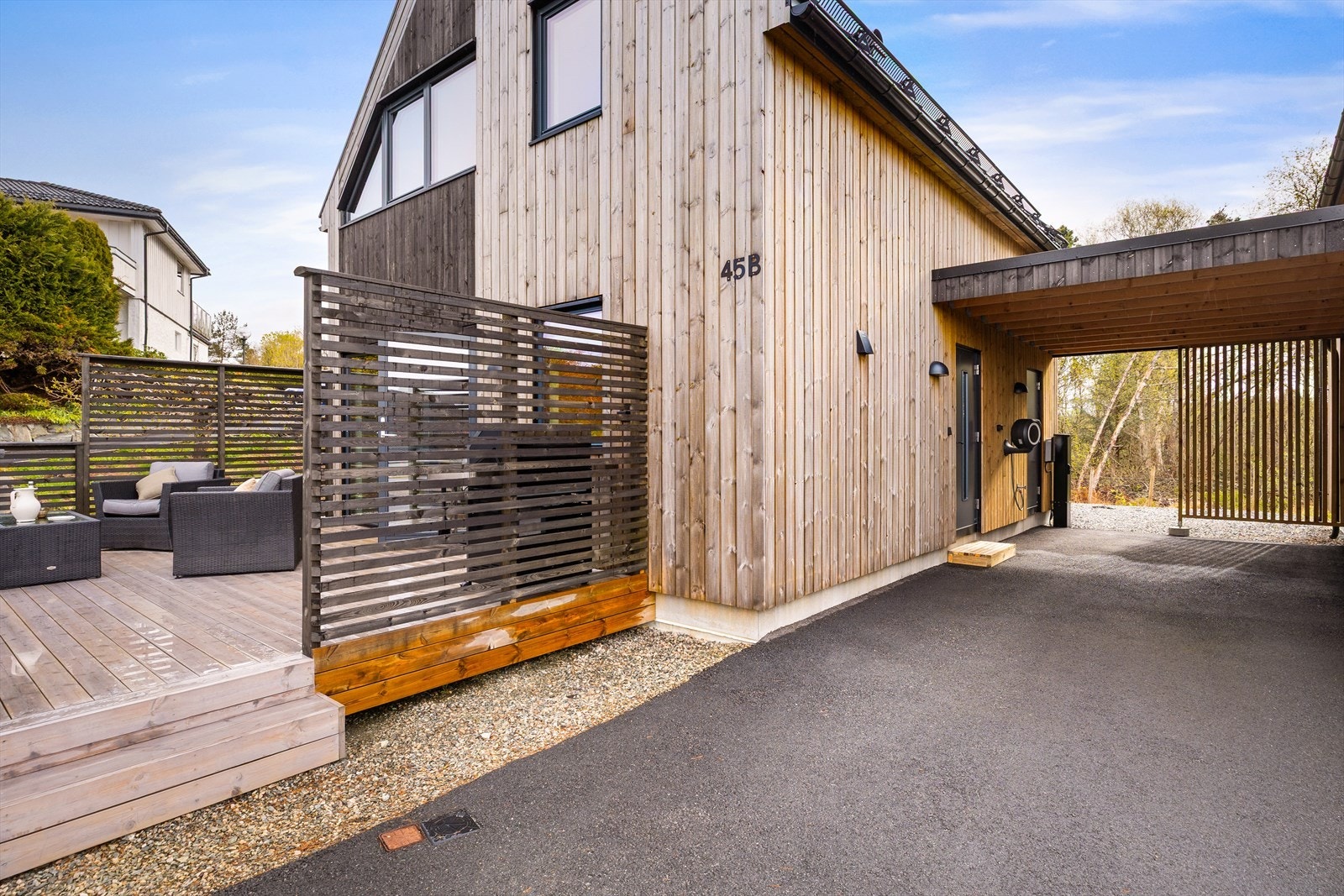 Moderne enebolig fra 2023 med stilrent treverk, romslig terrasse og carport. Galleribilde