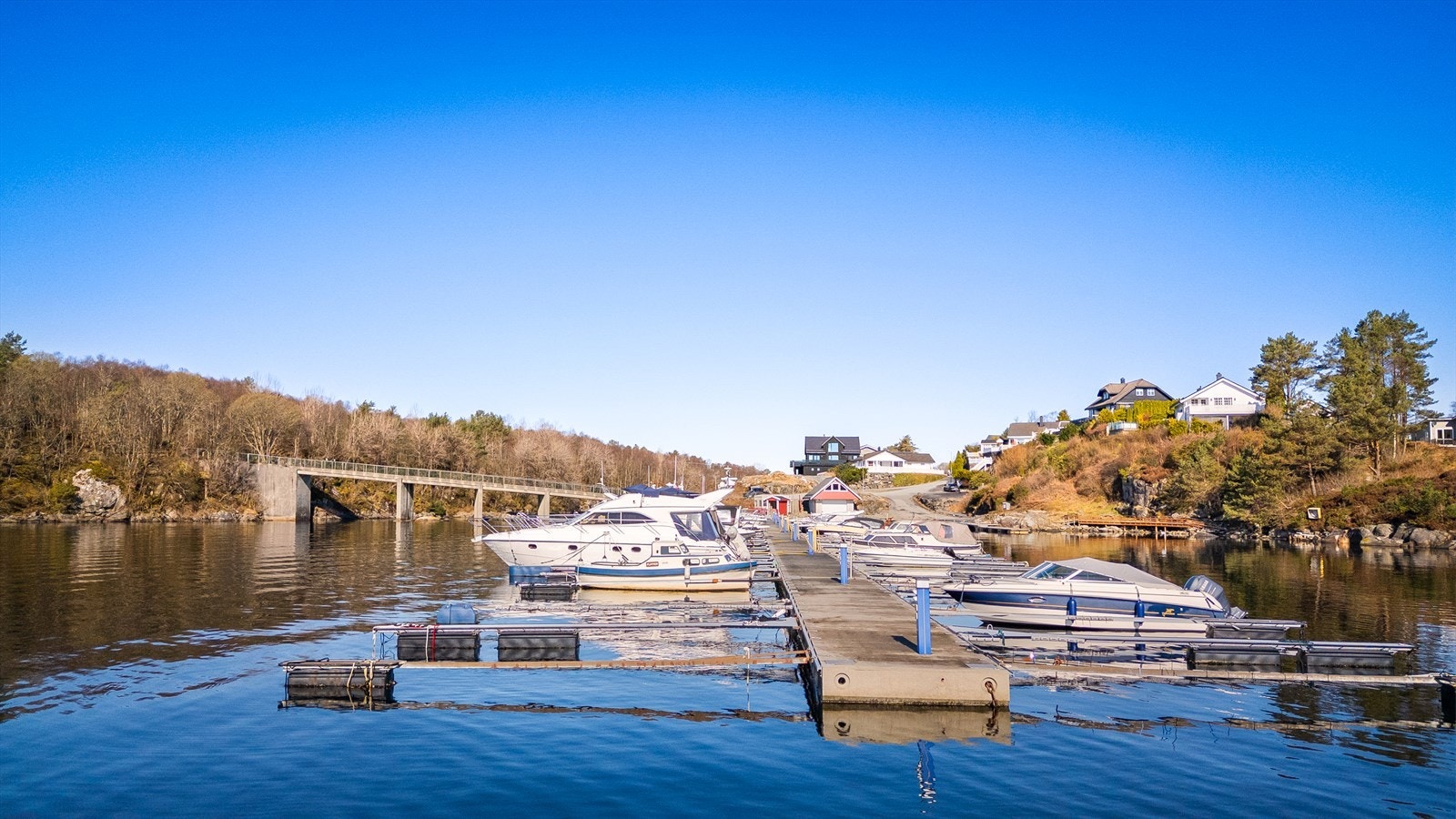 Her kan man nyte fine sommersdager ute i båt. Perfekt for maritime entusiaster. Galleribilde