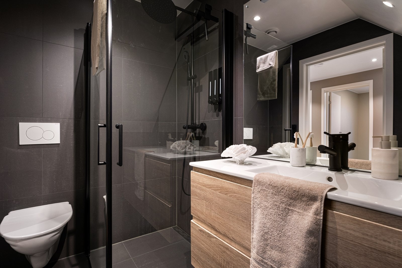 Badet har keramiske fliser på både gulv og vegger, som gir et stilrent og funksjonelt uttrykk. Galleribilde