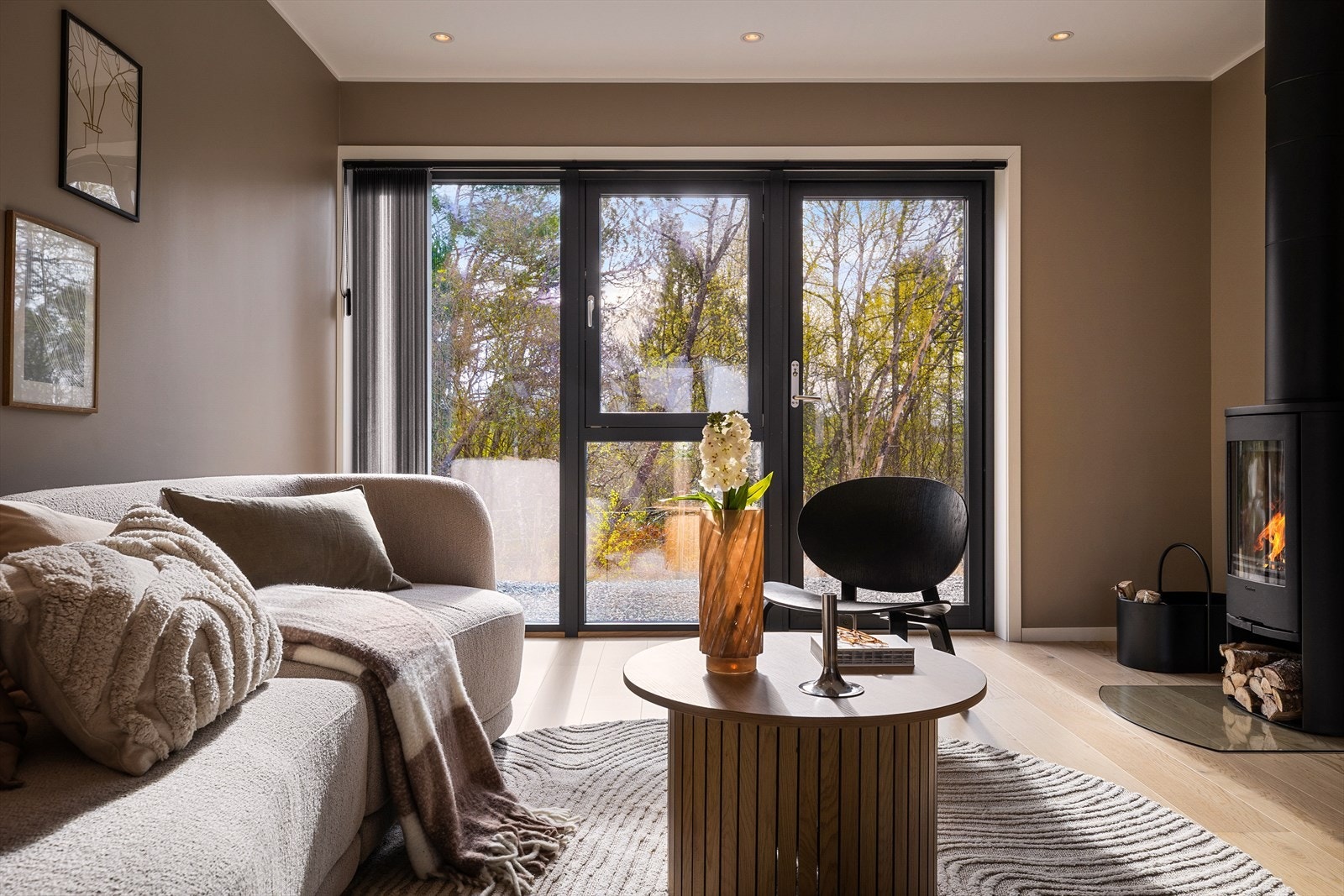 Peisen er et naturlig blikkfang i rommet og tilfører både varme og en koselig atmosfære, perfekt for å skape hygge på kjølige kvelder. Galleribilde