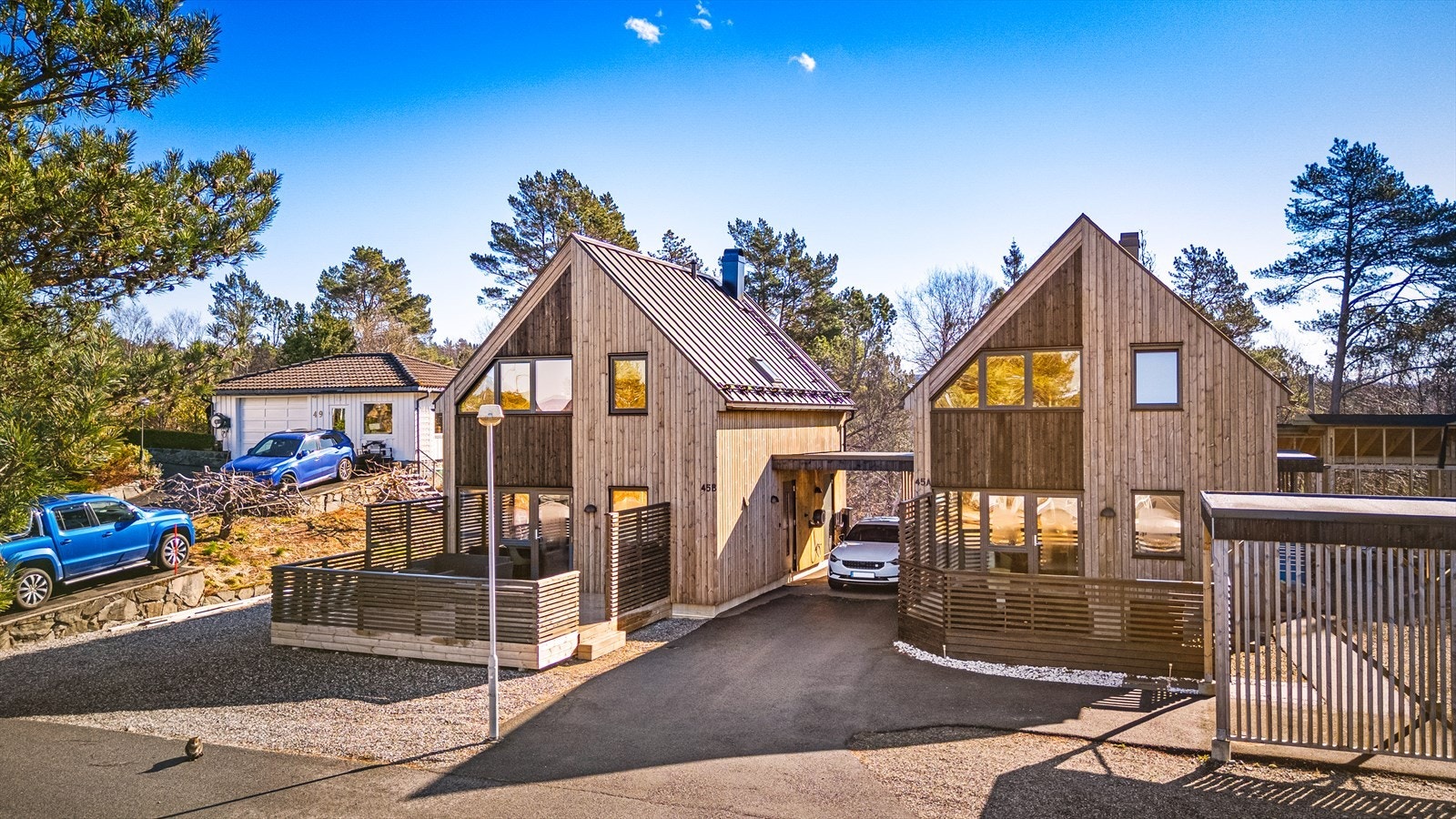 Flat og lettstelt tomt, felleseiet med 45 A. Asfaltert og gruset på hver side av boligen. Galleribilde