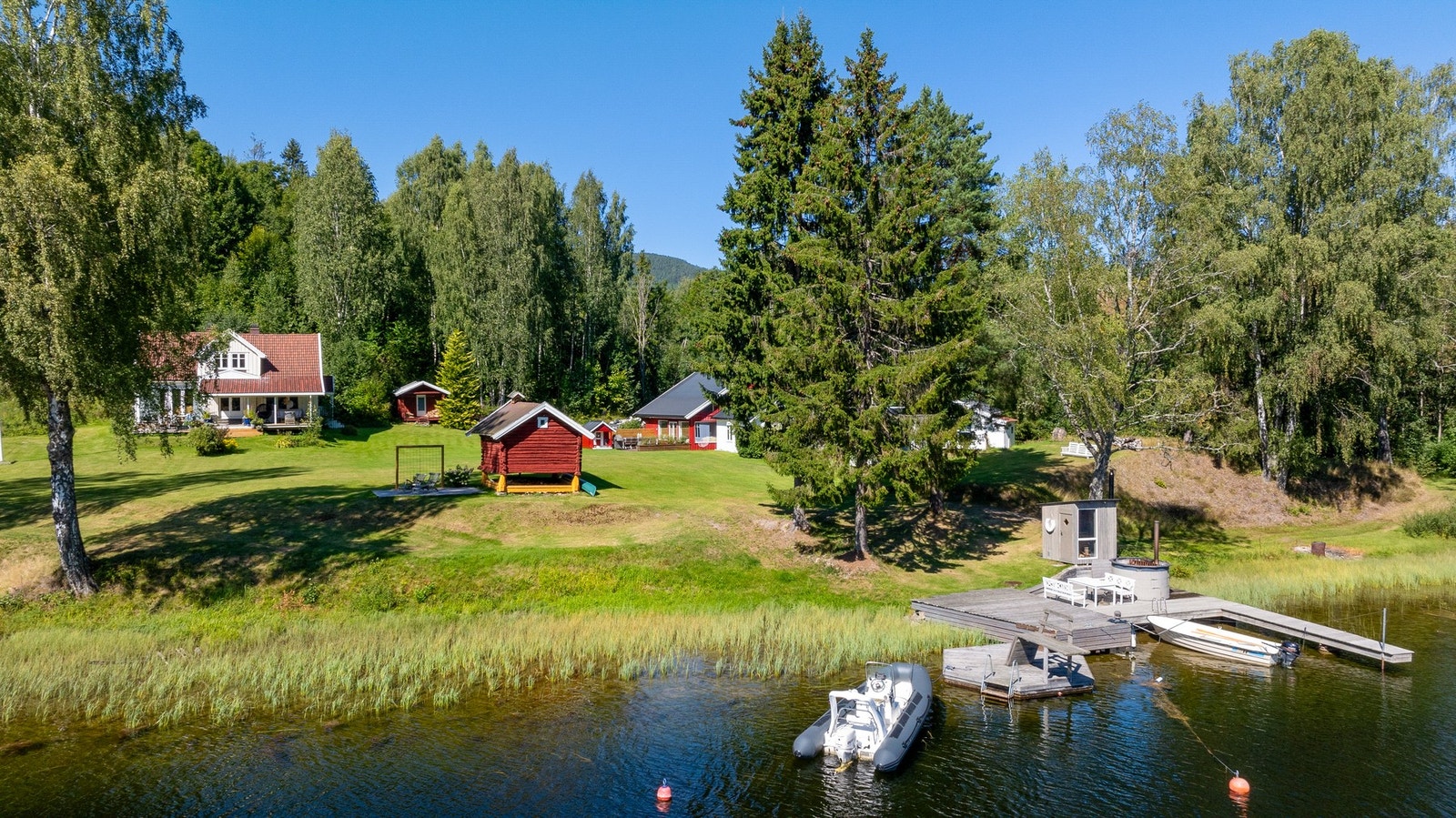 PrivatMegleren v/Morten Kvelland har gleden av å presentere Bygdevegen 195 - Meget sjelden fritidseiendom med brygge, badestrand, badstue og stor, idyllisk gressplen - Bilvei frem Galleribilde