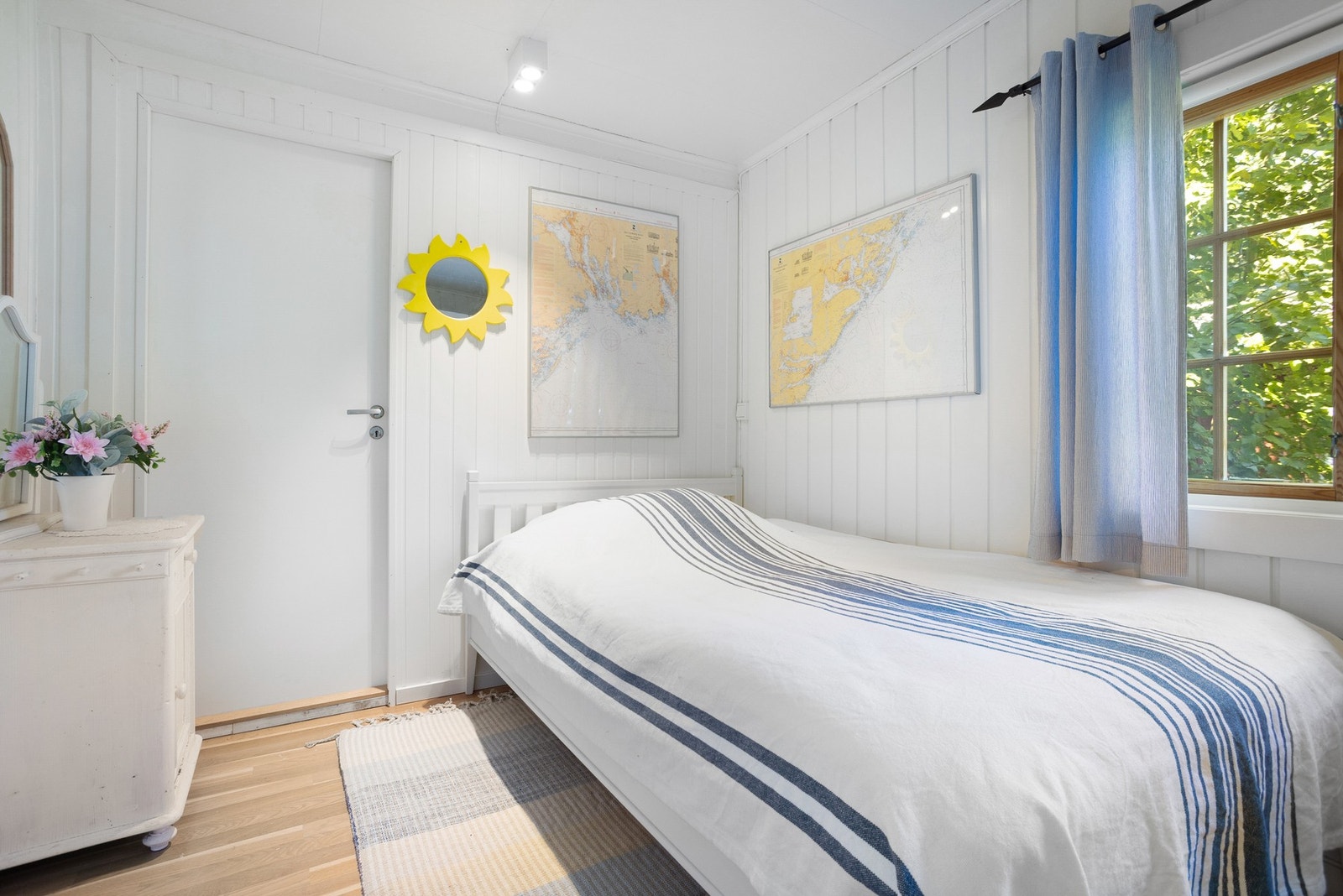 Soverom i 1. etg med adkomst til toalett og vaskerom Galleribilde