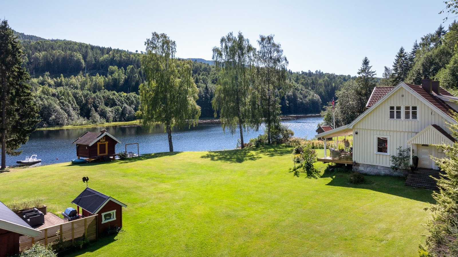 Idyllisk beliggenhet med vannlinje og brygge Galleribilde