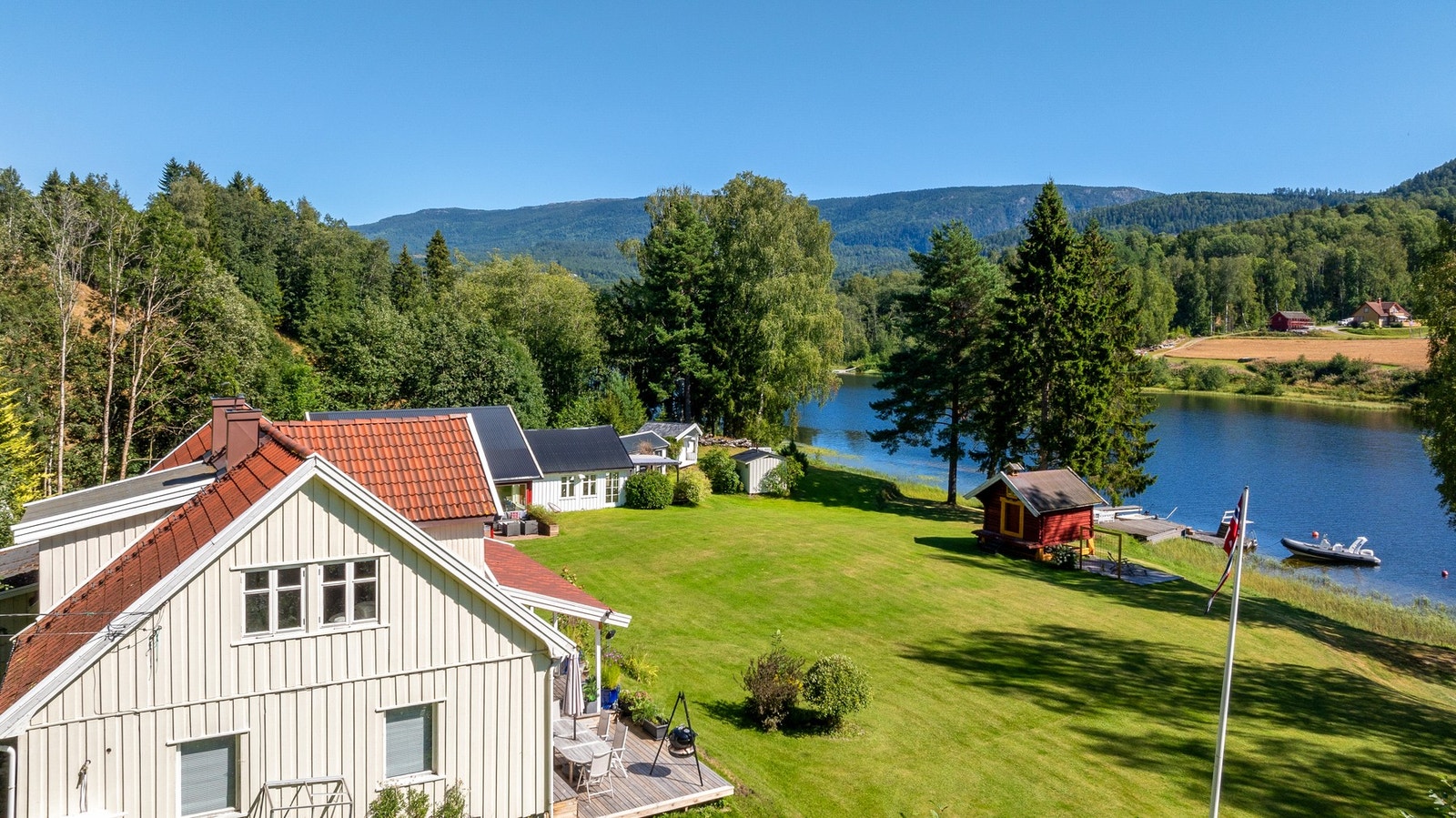 Eiendommen er solrik og fremstår som en perle ved Telemarkskanalen Galleribilde