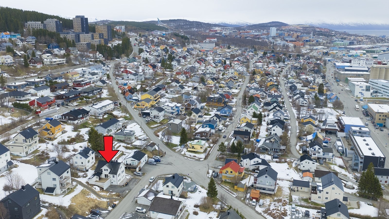 Like i nærheten finner man en stor flott Eurospar butikk, samt kort vei til Evo treningssenter, Tromsø- og Fløyahallen med diverse aktiviteter. Galleribilde
