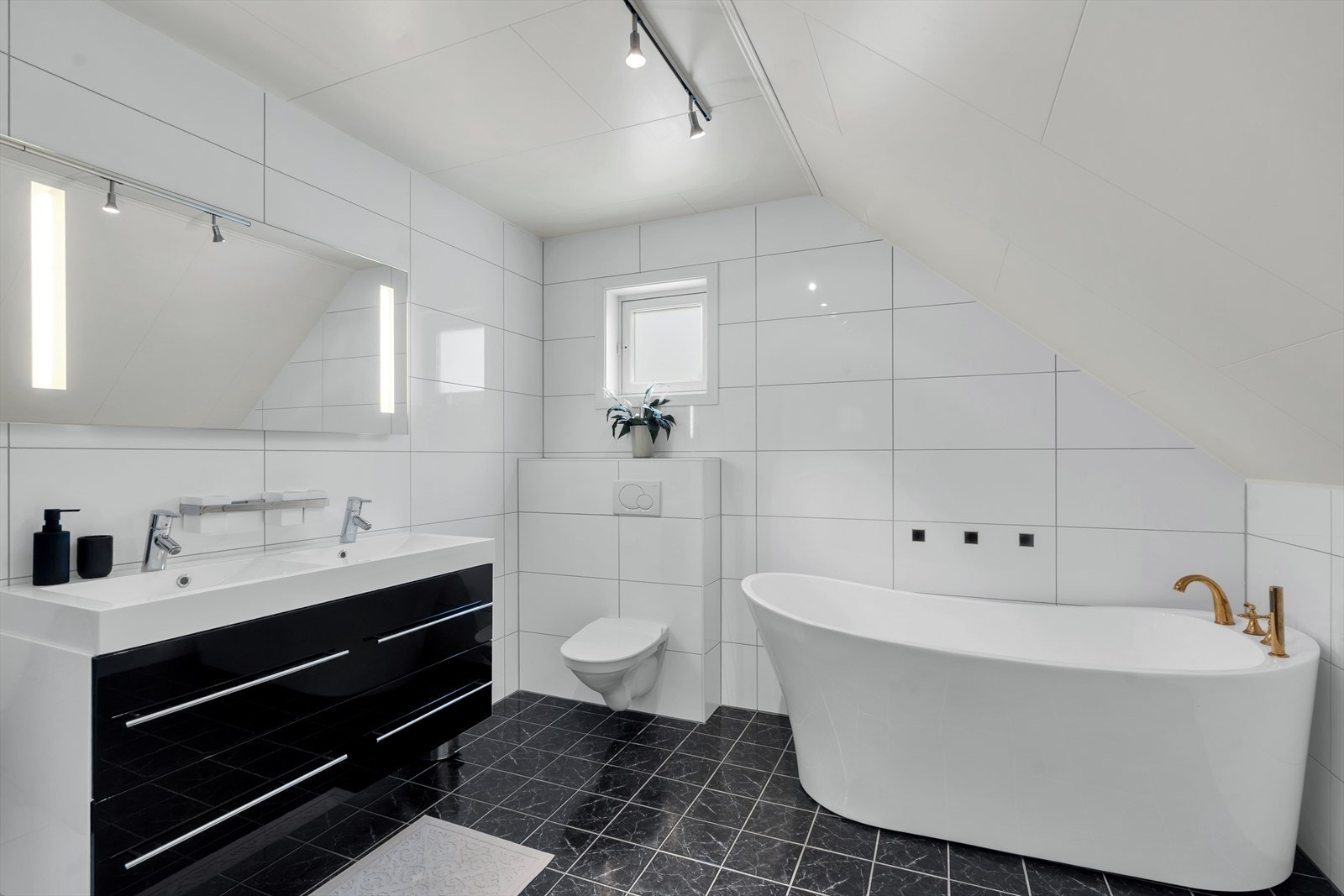 Badet i andre etasje er også komplett flislagt, og byr på en rekke moderne innredninger. Galleribilde