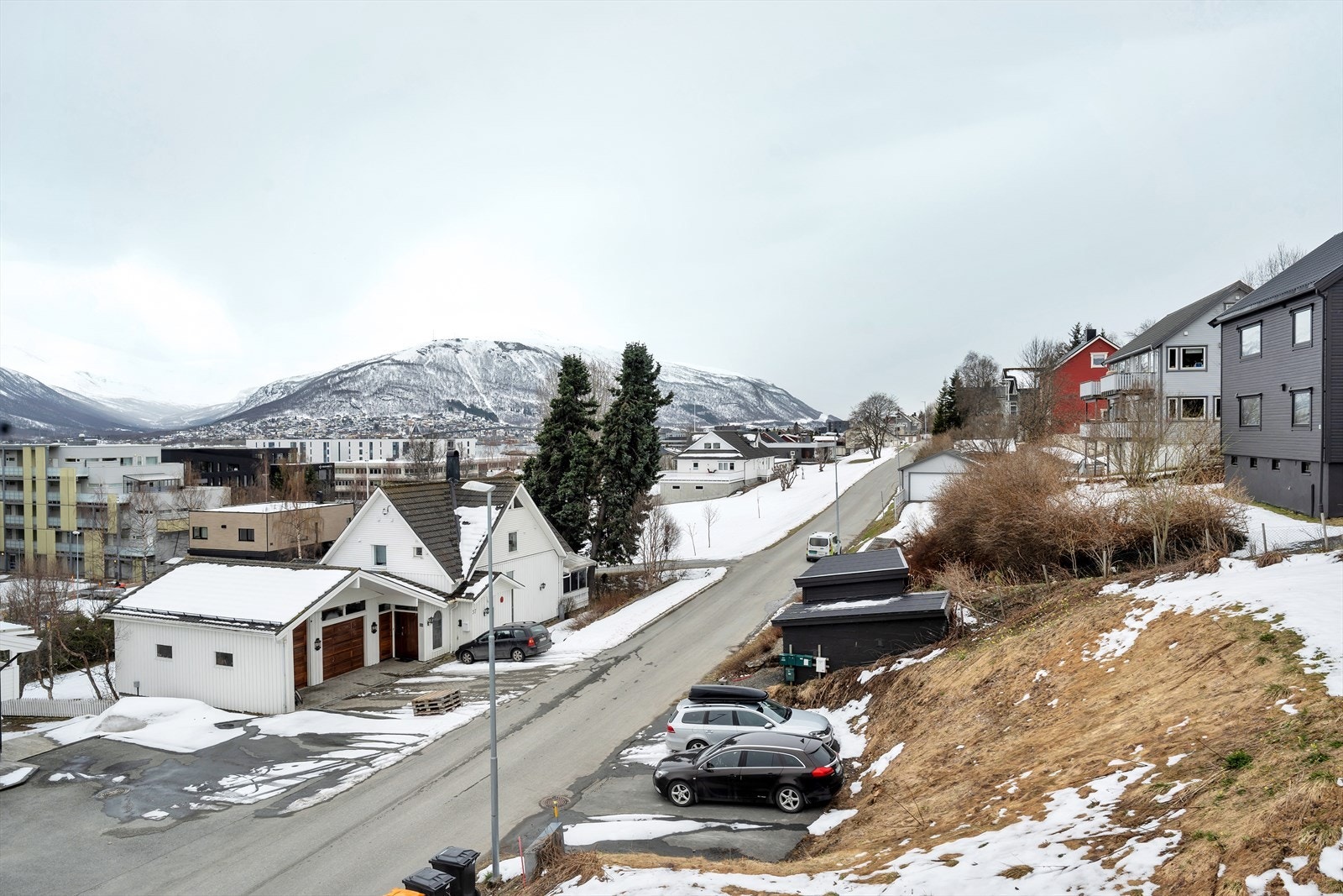 Meget barnevennlig beliggenhet med nærhet til Borgtun barneskole, Grønnåsen ungdomsskole, Breivang videregående og Templarheimen barnehage. Galleribilde