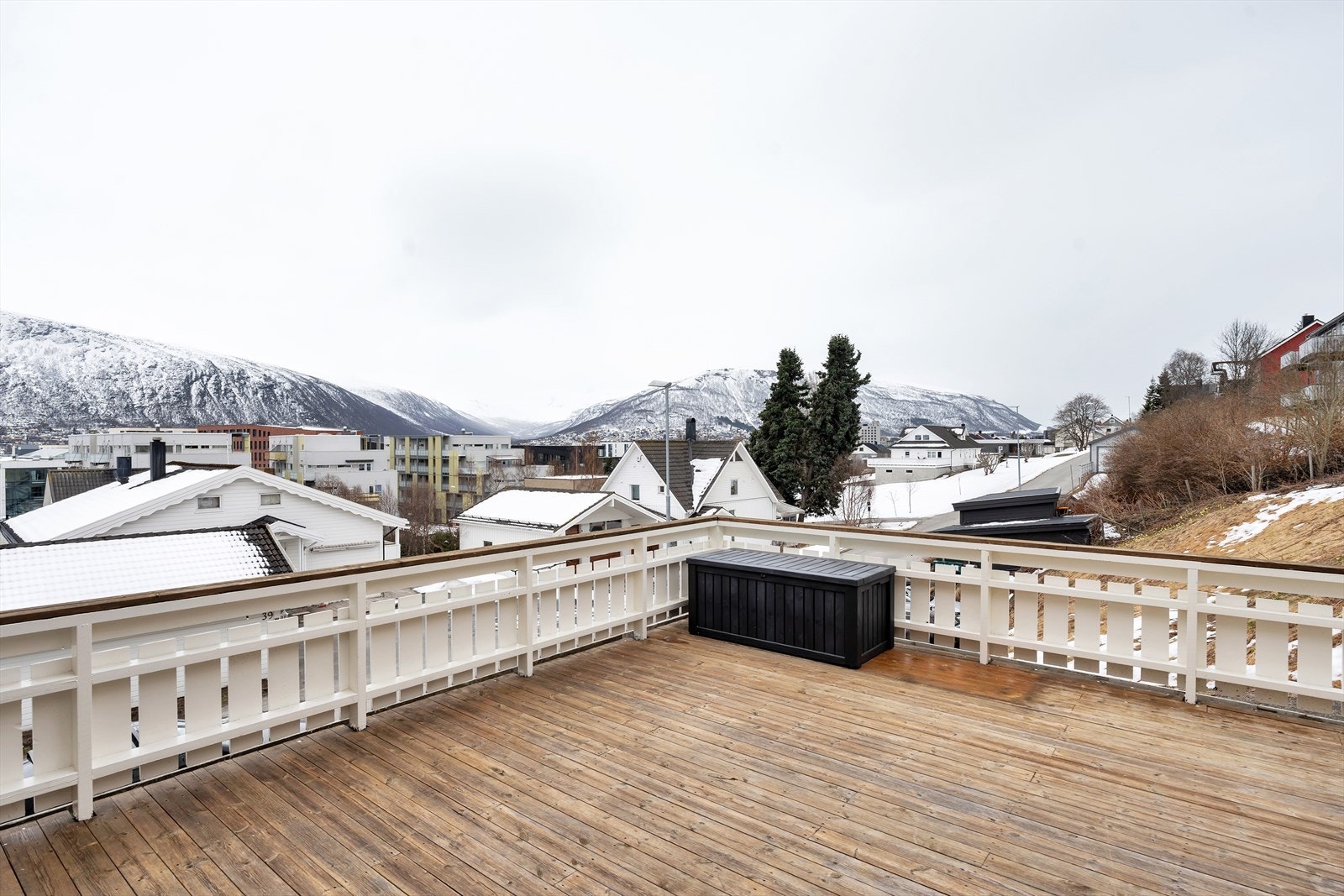 Flott utsikt over nærområdet, samt fastlandet og fjellene i bakgrunnen. Galleribilde