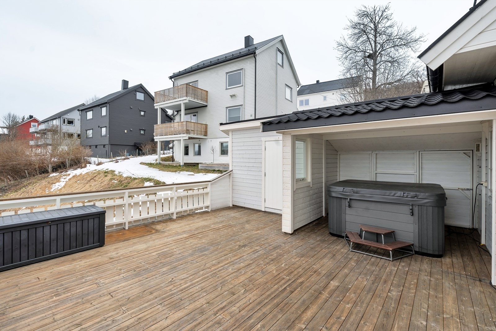 Her har du rikelig med plass til sittegruppe og annet ønsket utemøblement. Galleribilde