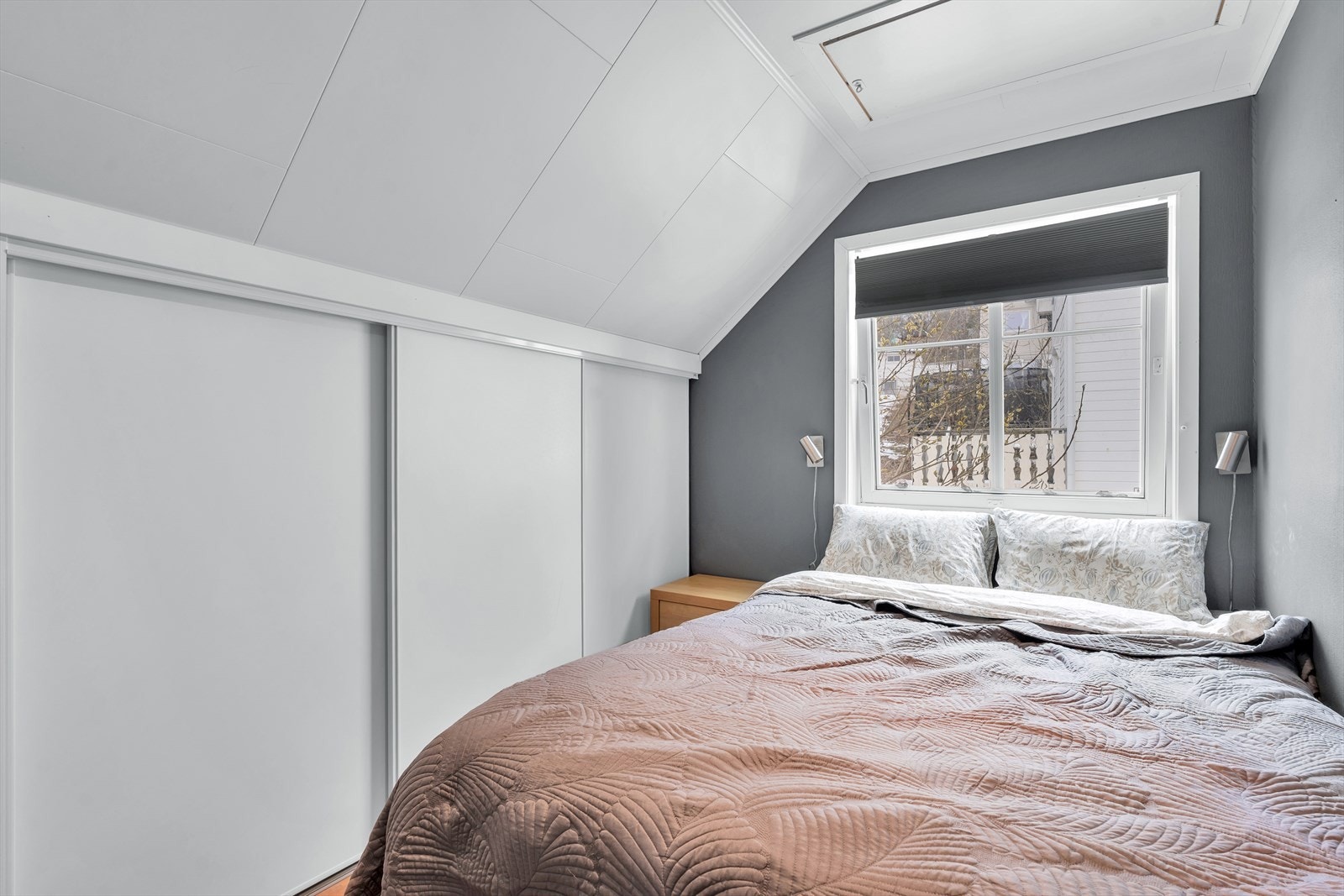 Soverom 3- innredet med praktisk skyvedørsgarderobe med god oppbevaringsplass. Galleribilde