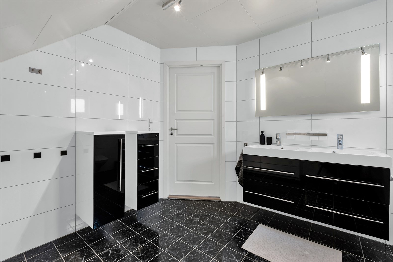 Innredning med god oppbevaringsplass, samt moderne speil med integrert lys. Galleribilde