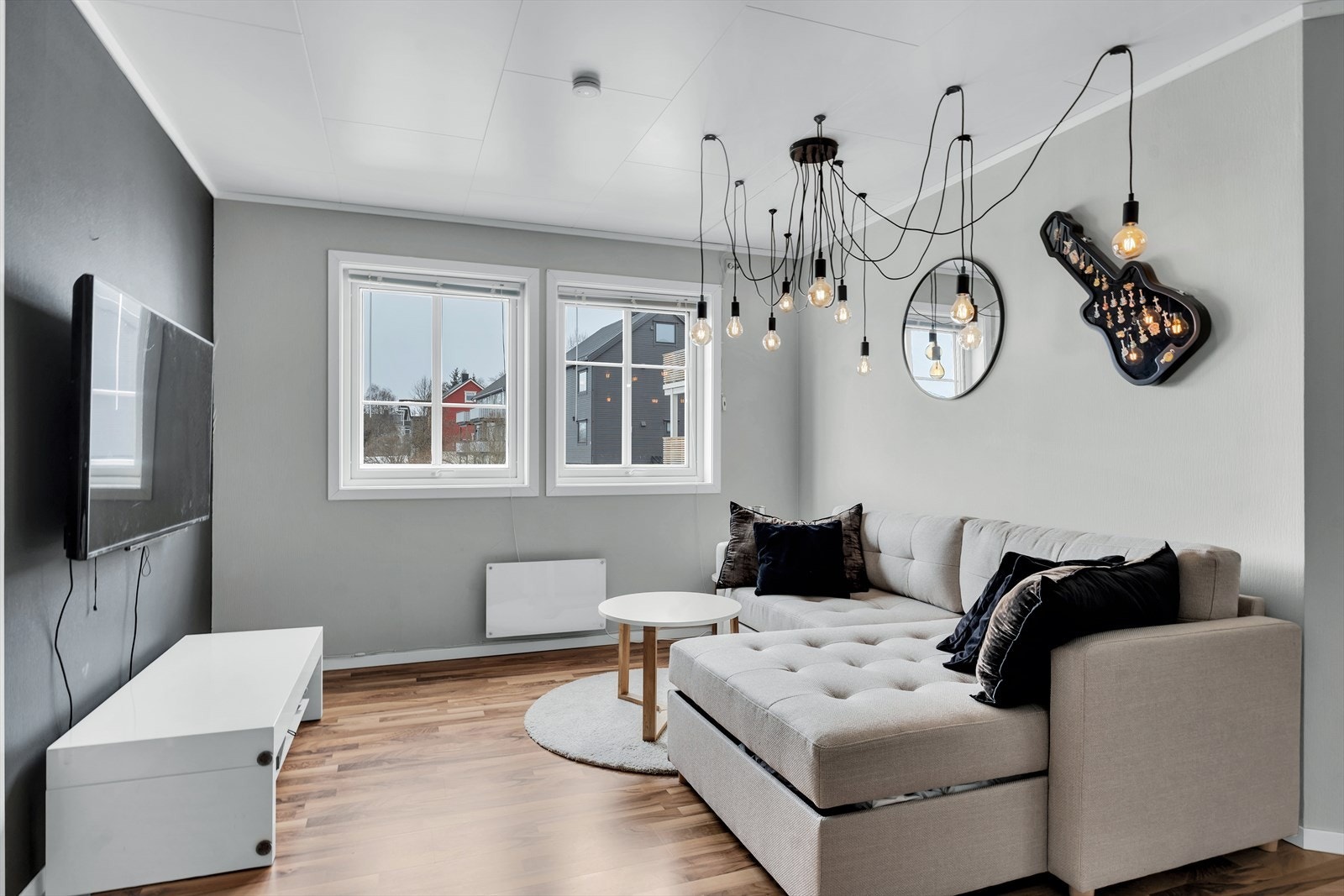 Lys og trivelig loftstue med gode møbleringsmuligheter. Galleribilde