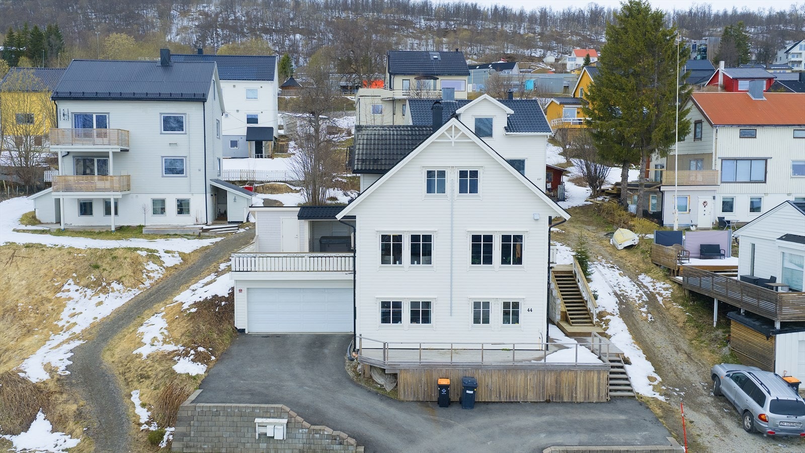 Godt med parkering på tomten og i egen garasje! Galleribilde