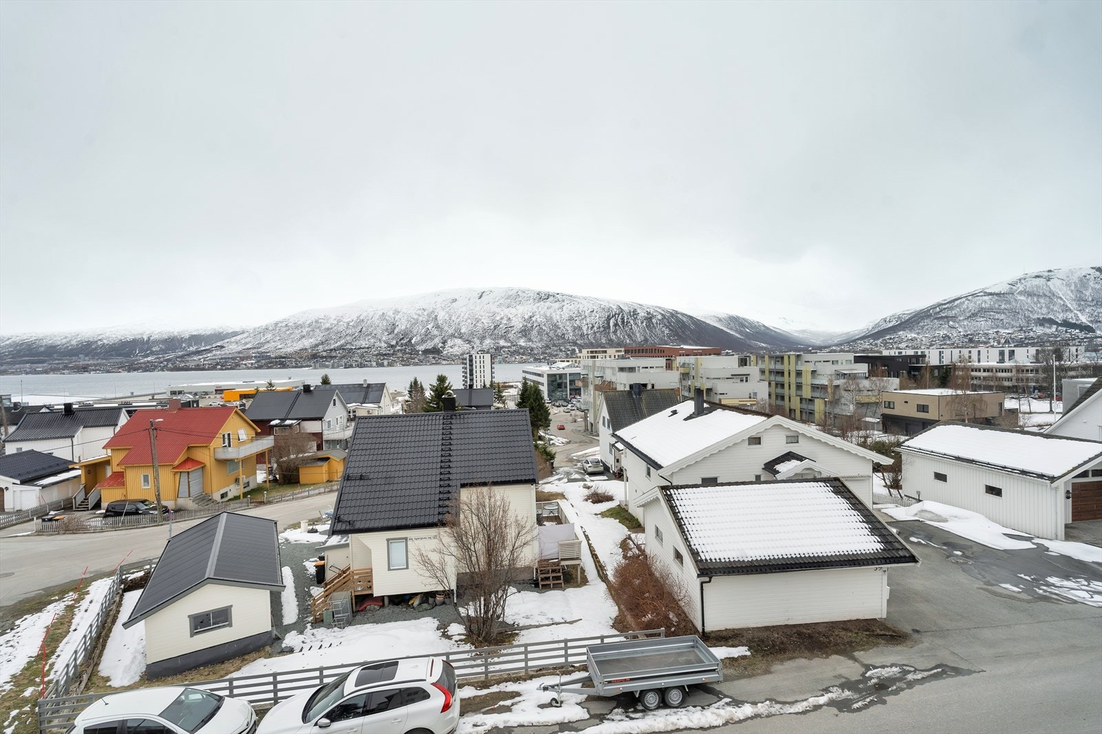 Fin og attraktiv beliggenhet på Guleng - i et sentralt, rolig og etablert boområde, midt mellom sentrum og UNN/UiT. Galleribilde