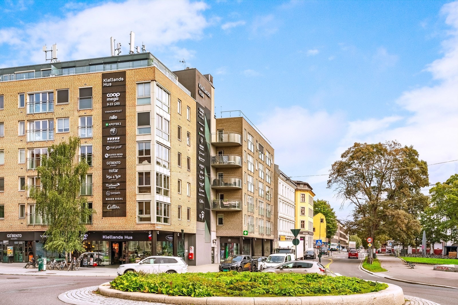 Populære Alexander Kiellands plass med Kiellands hus ligger i umiddelbar nærhet fra leiligheten. Galleribilde